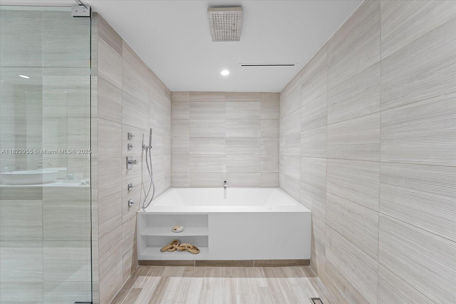 Miami Beach, Florida, 33140, United States, 4 Bedrooms Bedrooms, ,5 BathroomsBathrooms,Residential,For Sale,1949719