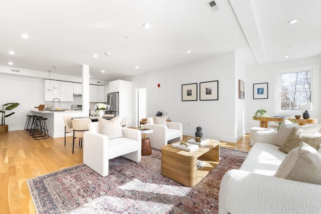 Marlborough, Massachusetts, 01752, United States, 2 Bedrooms Bedrooms, ,2 BathroomsBathrooms,Residential,For Sale,1973002