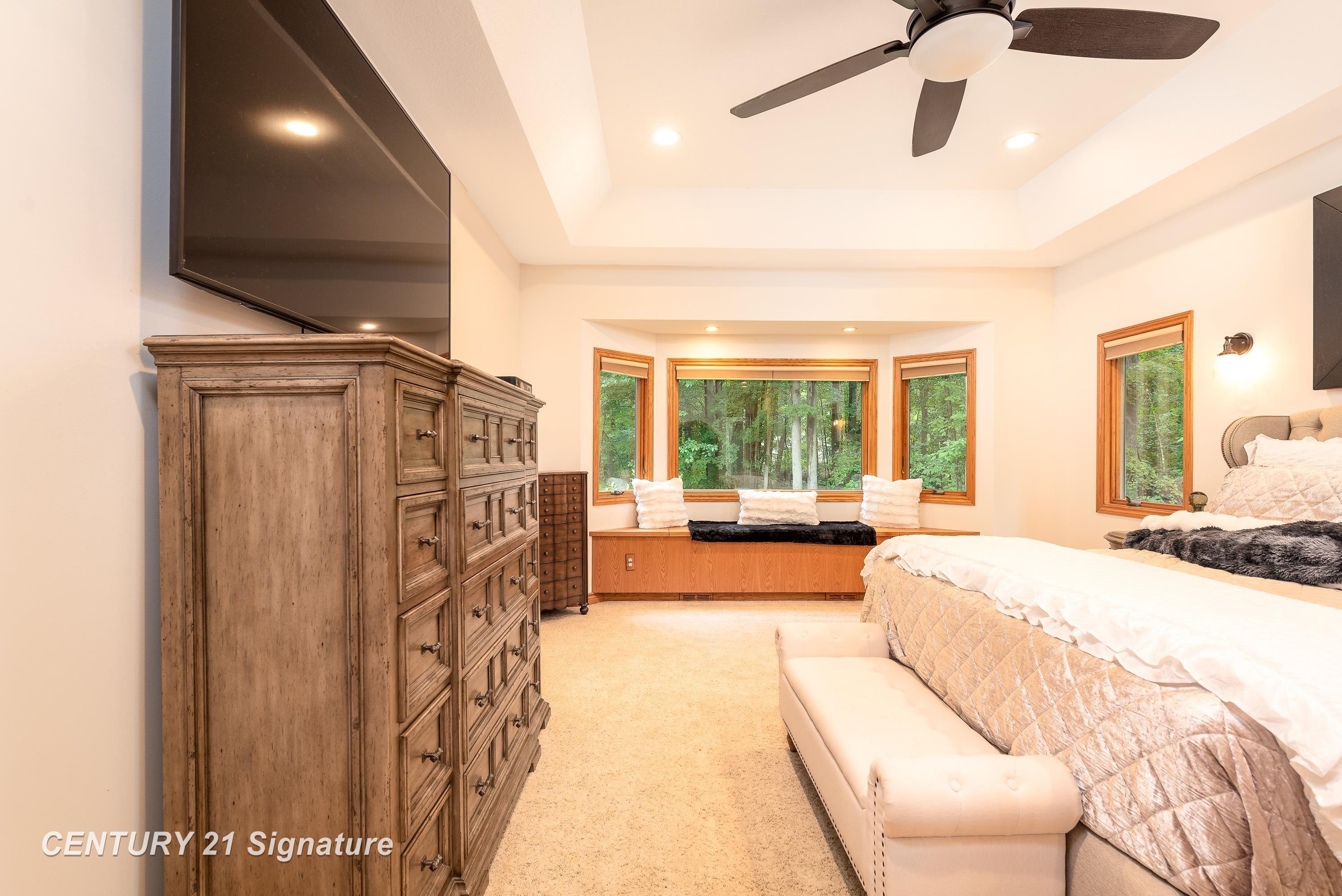 Midland, Michigan, 48642, United States, 4 Bedrooms Bedrooms, ,4 BathroomsBathrooms,Residential,For Sale,1981161