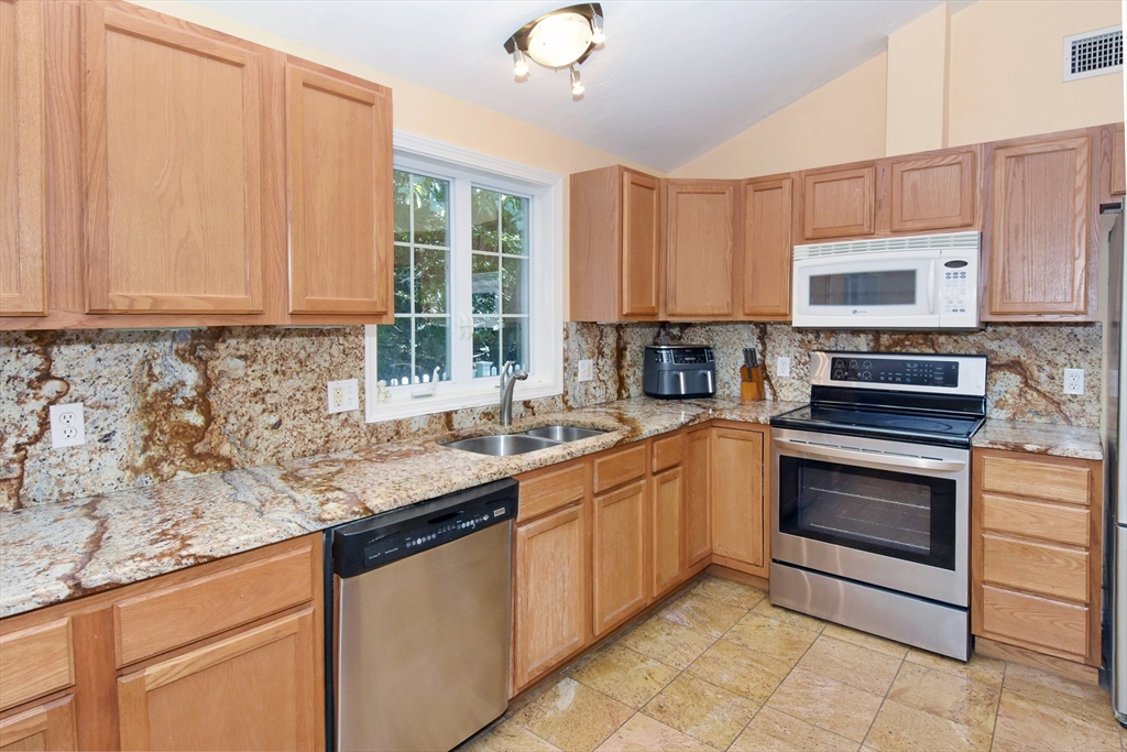 Worcester, Massachusetts, 01602, United States, 3 Bedrooms Bedrooms, ,2 BathroomsBathrooms,Residential,For Sale,1902037
