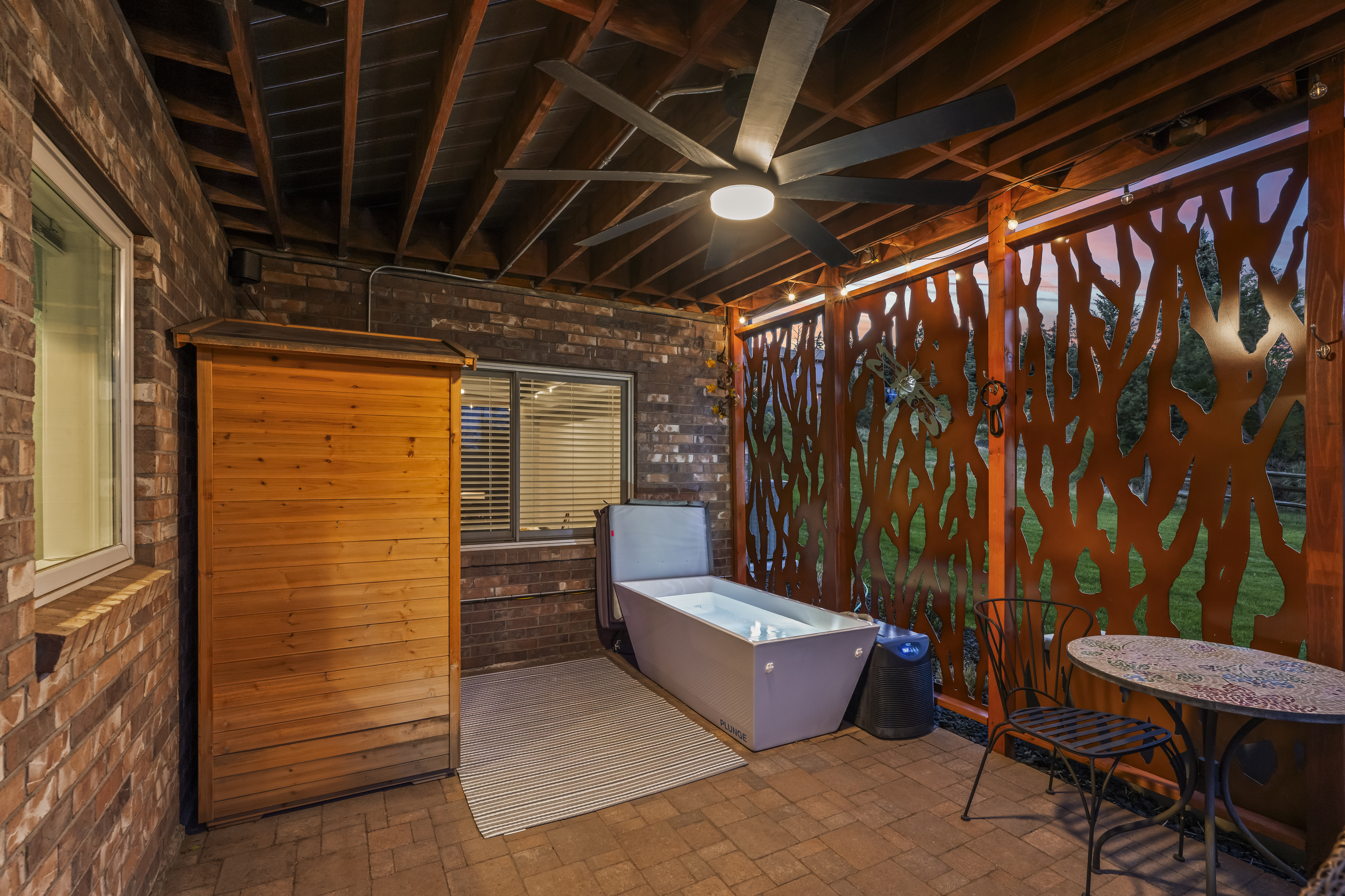  Stunning two-story walkout on a rare usable ¾-acre lot - 物件實景