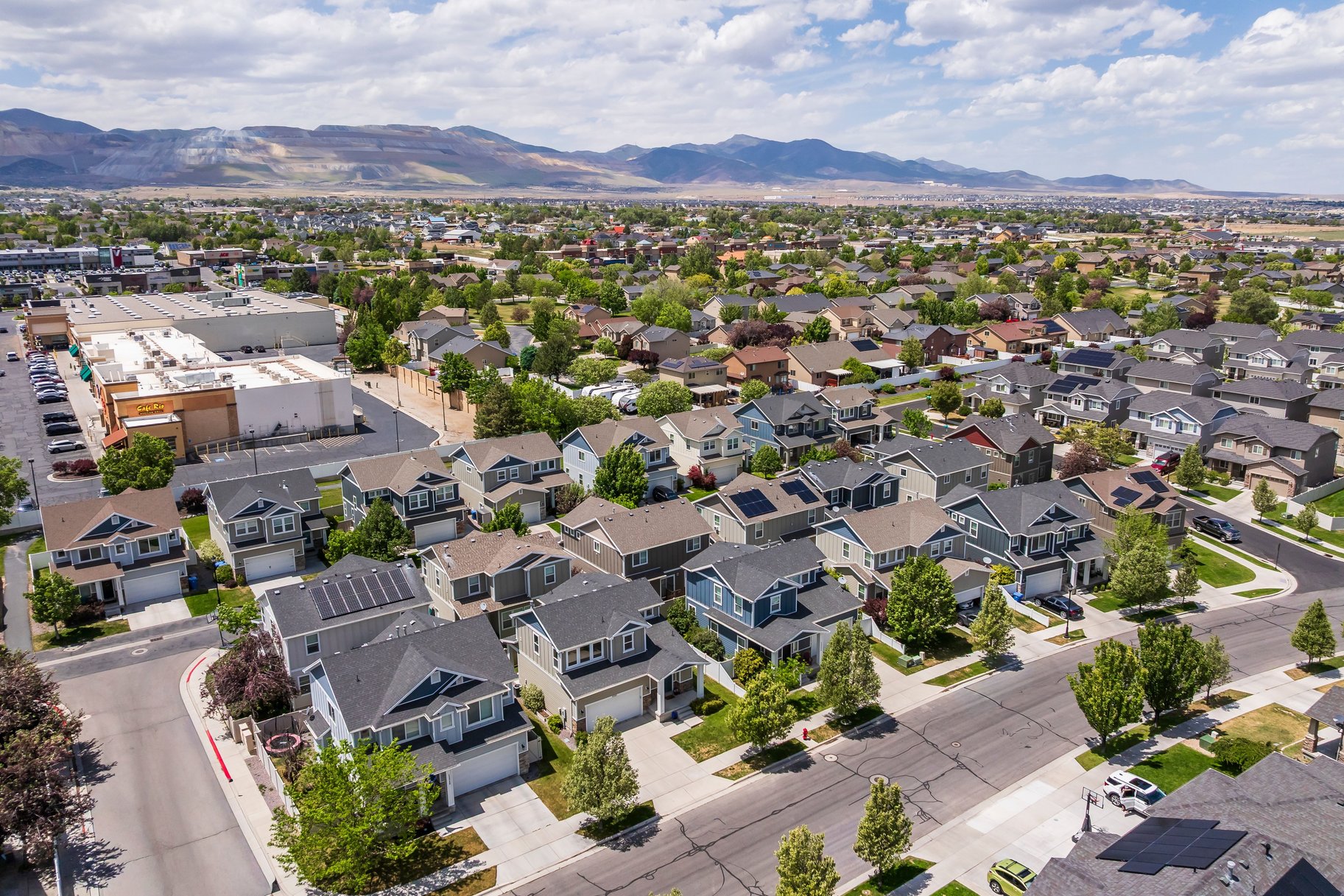  Walk to Shops, Cafés & Mountain View Village — Fully Finished Herriman Two-Story - 物件實景