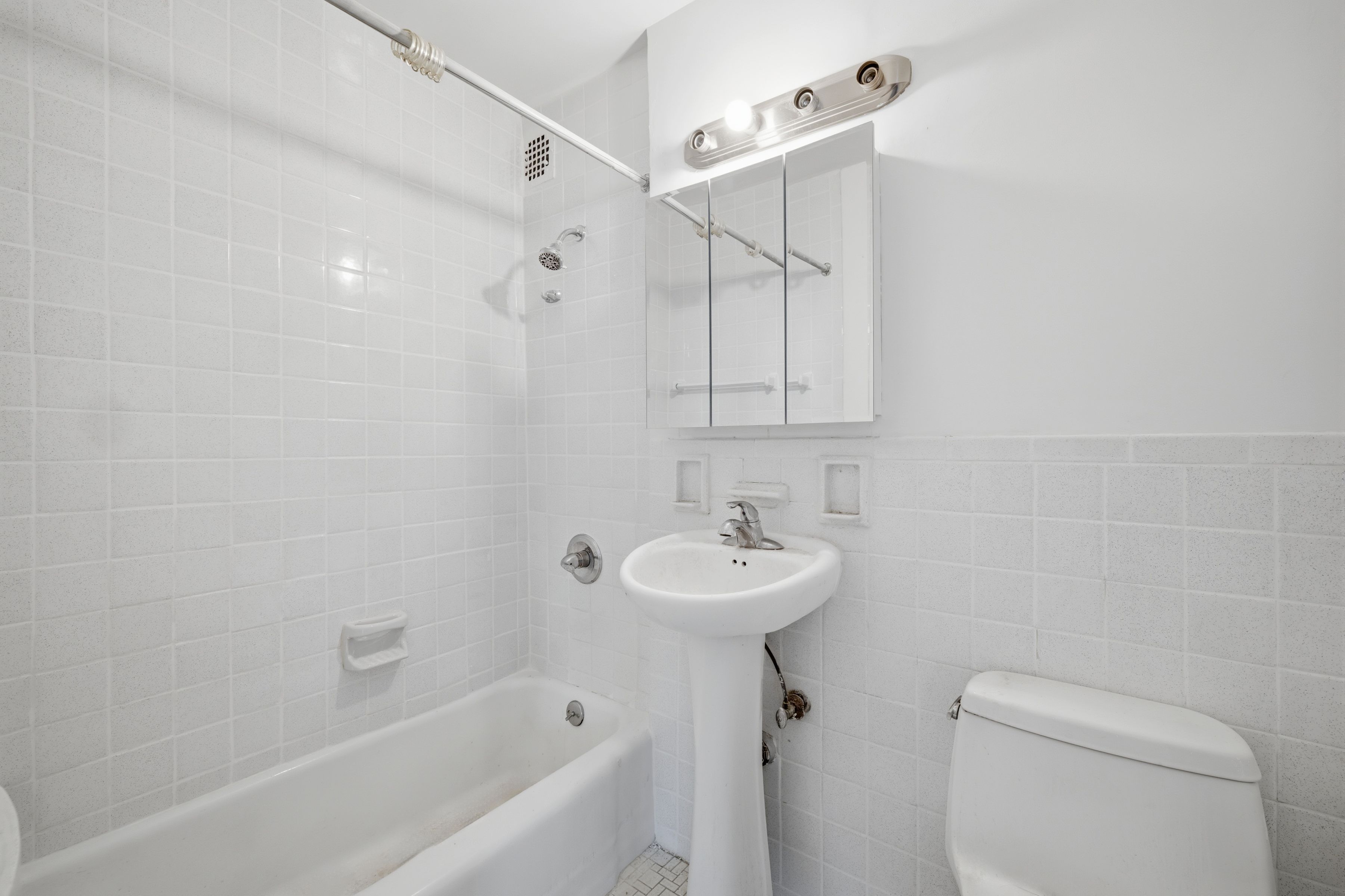  Bright & Large 1 Bed - Needs TLC - 物件實景