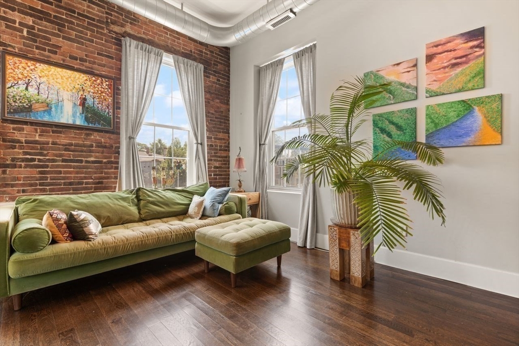 Salem, Massachusetts, 01970, United States, 2 Bedrooms Bedrooms, ,2 BathroomsBathrooms,Residential,For Sale,1896365