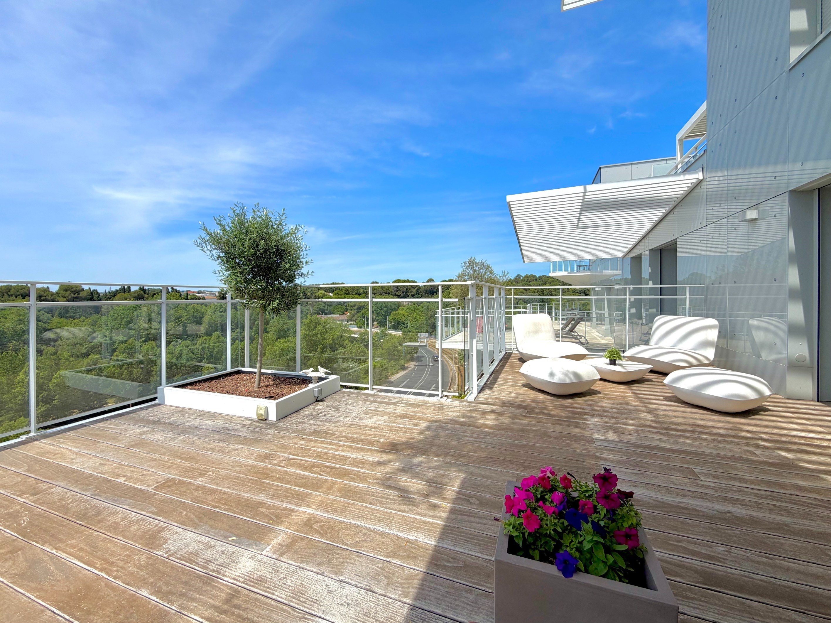  Exceptional views of the greenery and city rooftops... - 物件實景
