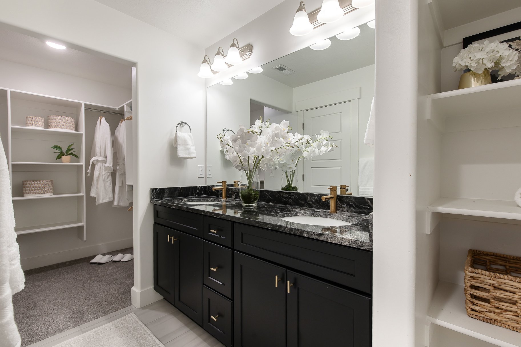  Stylish End-Unit Townhome - 物件實景