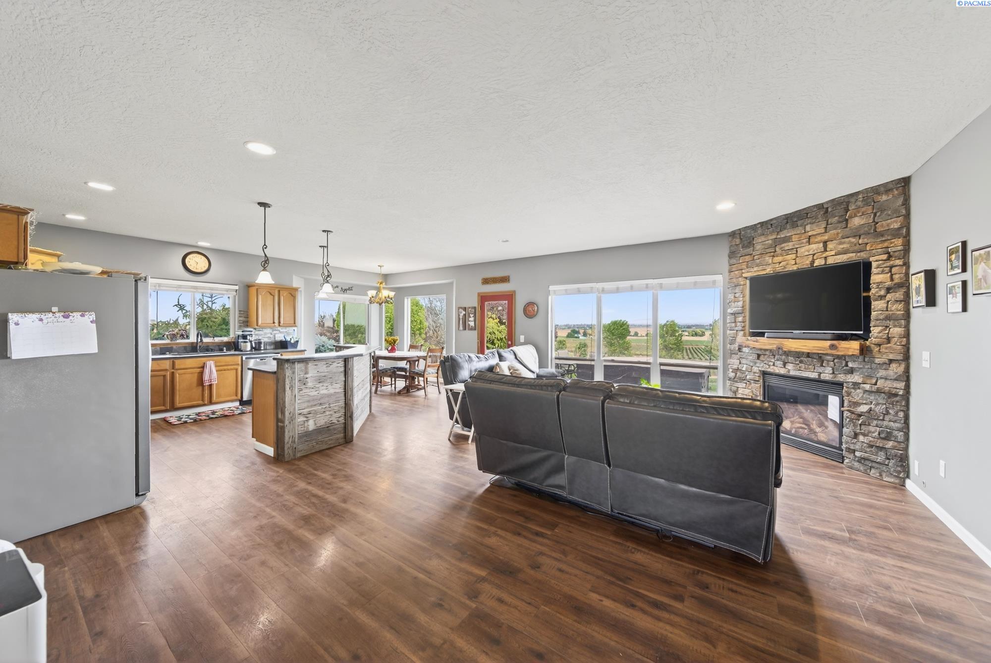 Prosser, Washington, 99350, United States, 3 Bedrooms Bedrooms, ,2 BathroomsBathrooms,Residential,For Sale,1964108