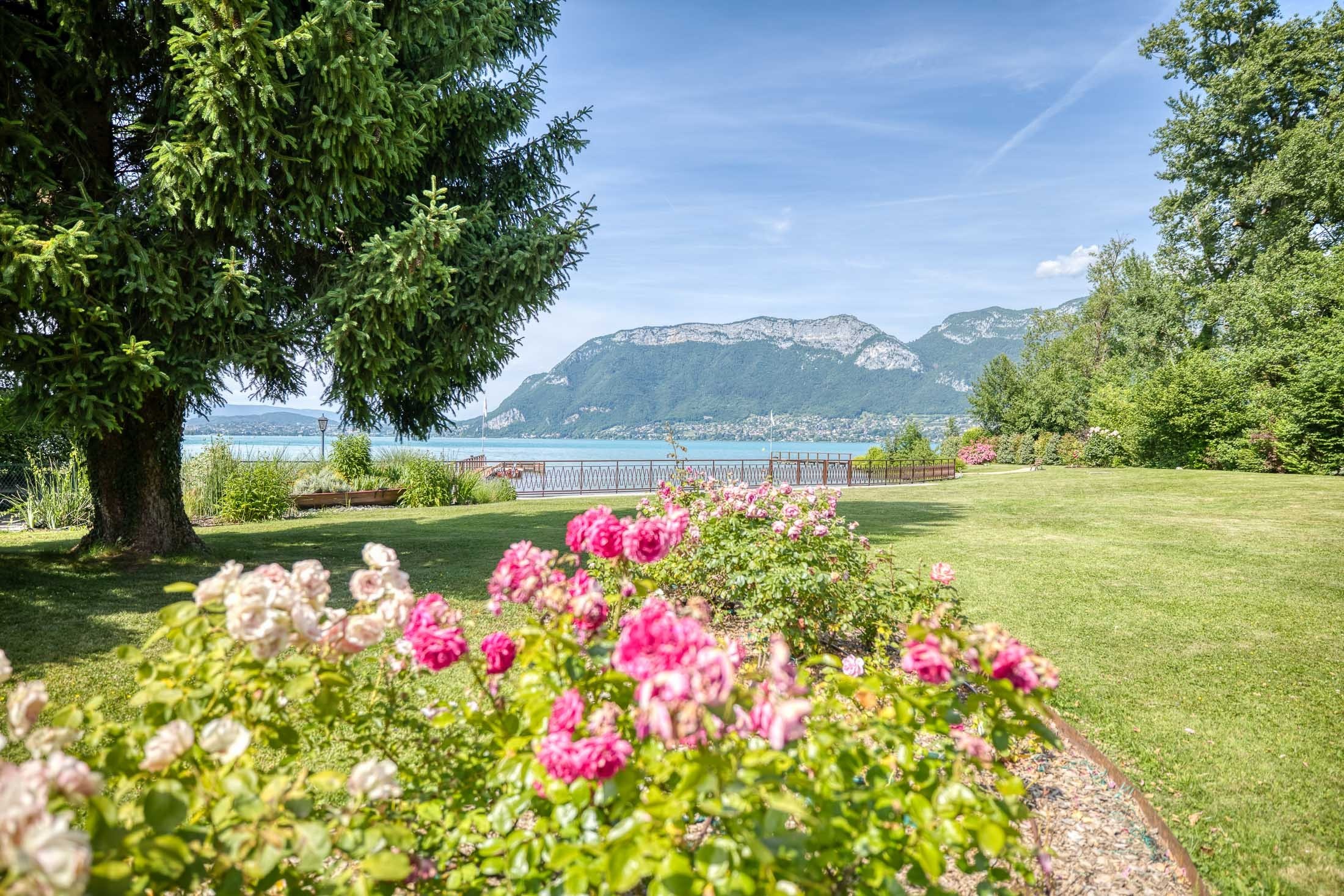  Exceptional property, unique waterfront location on Annecy