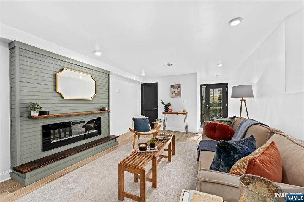 Jersey City, New Jersey, 07307, United States, 3 Bedrooms Bedrooms, ,3 BathroomsBathrooms,Residential,For Sale,1966412