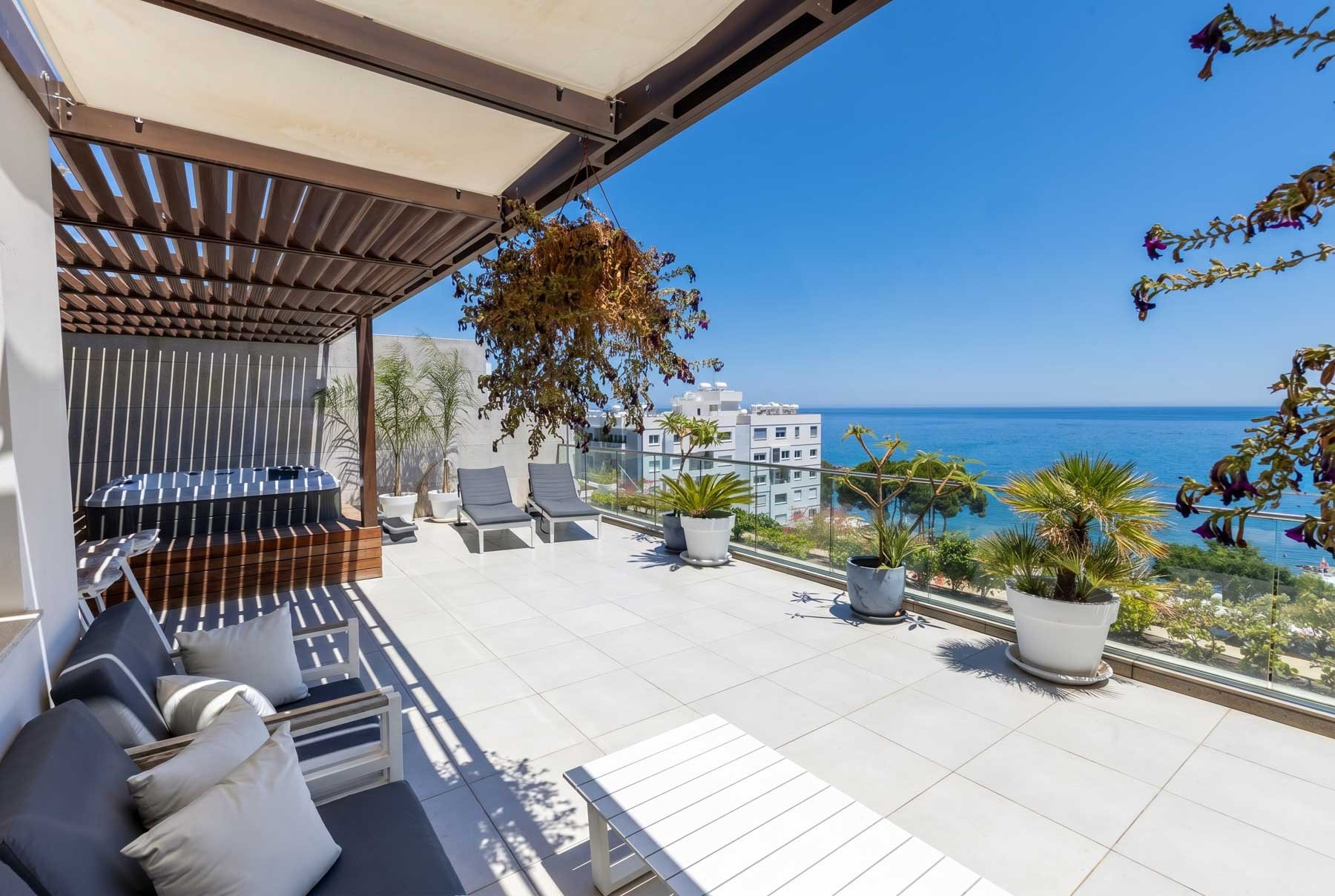  Beachfront 3-Bedroom Penthouse with Private Rooftop Terrace in Limassol - 物件實景