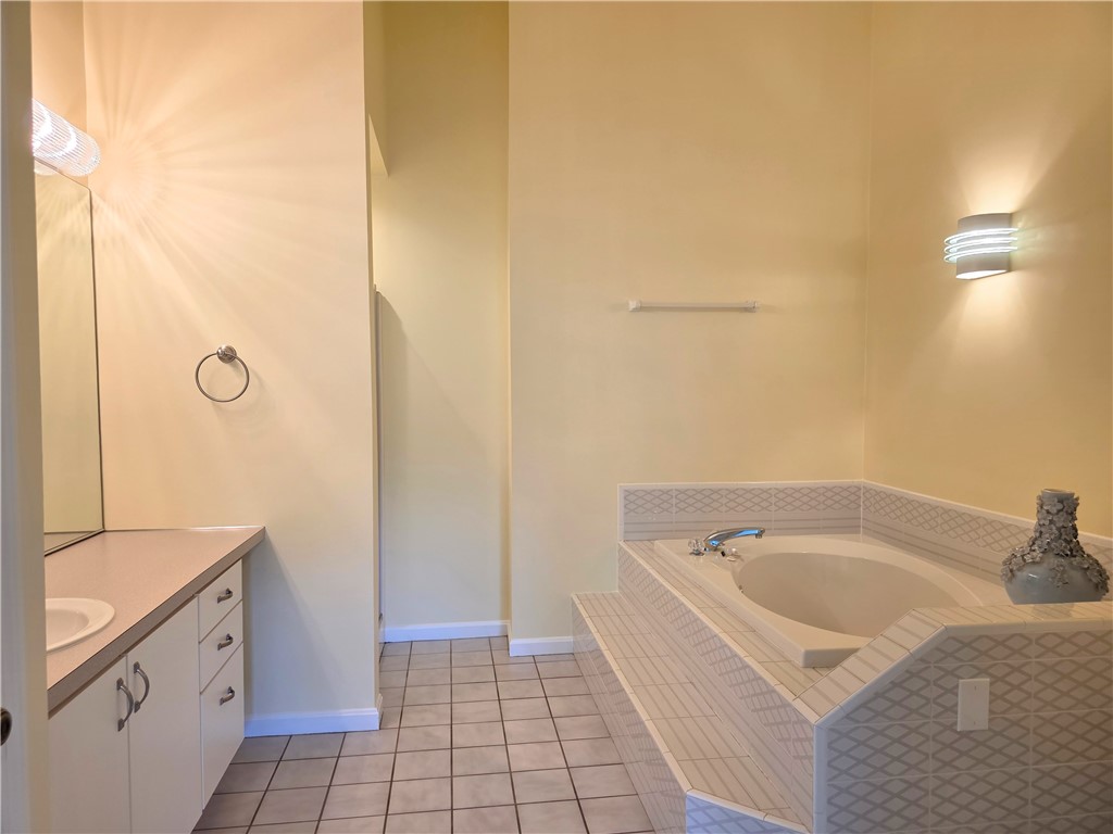 Cranston, Rhode Island, 02920, United States, 2 Bedrooms Bedrooms, ,3 BathroomsBathrooms,Residential,For Sale,1913693