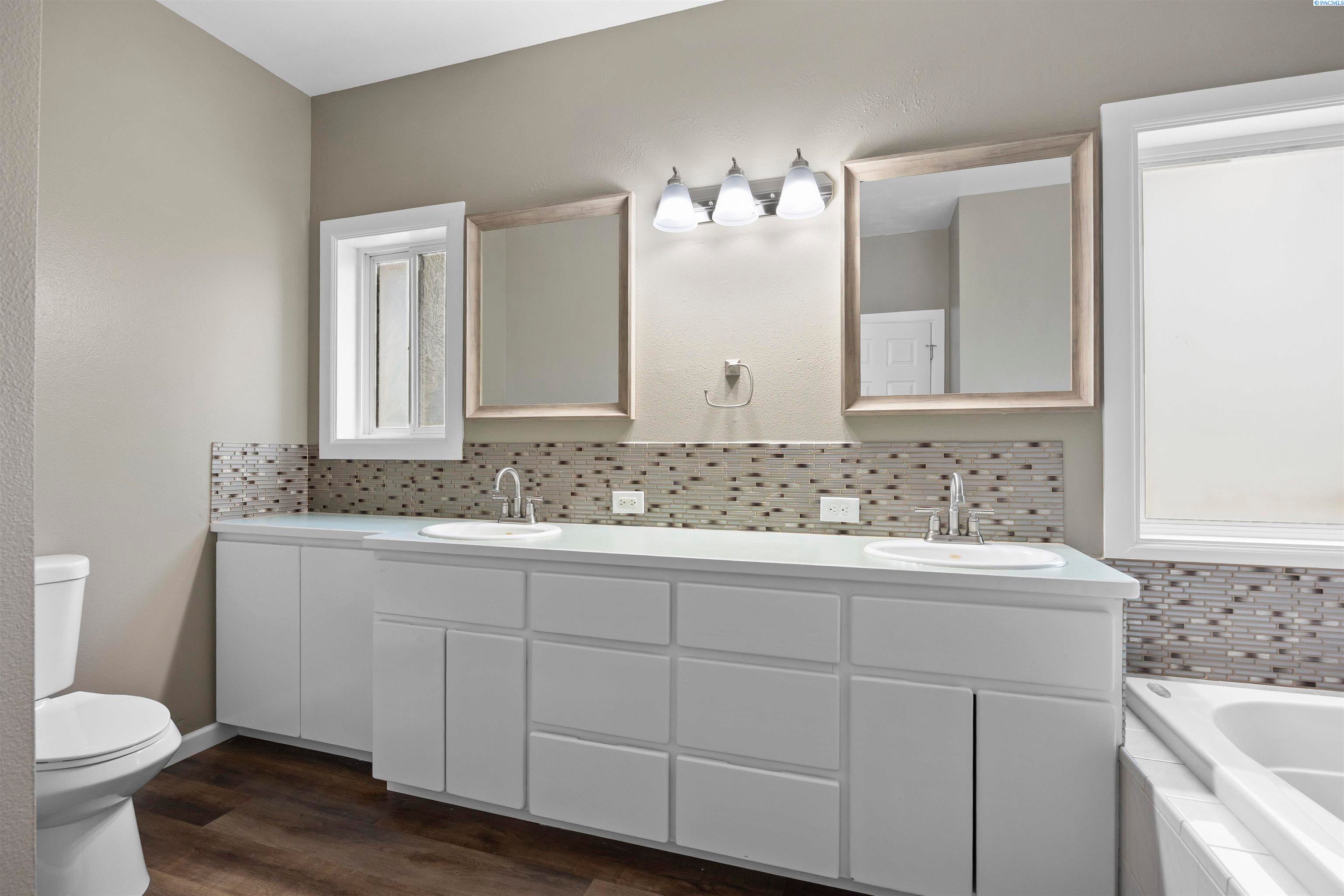 West Richland, Washington, 99353, United States, 5 Bedrooms Bedrooms, ,3 BathroomsBathrooms,Residential,For Sale,2020893