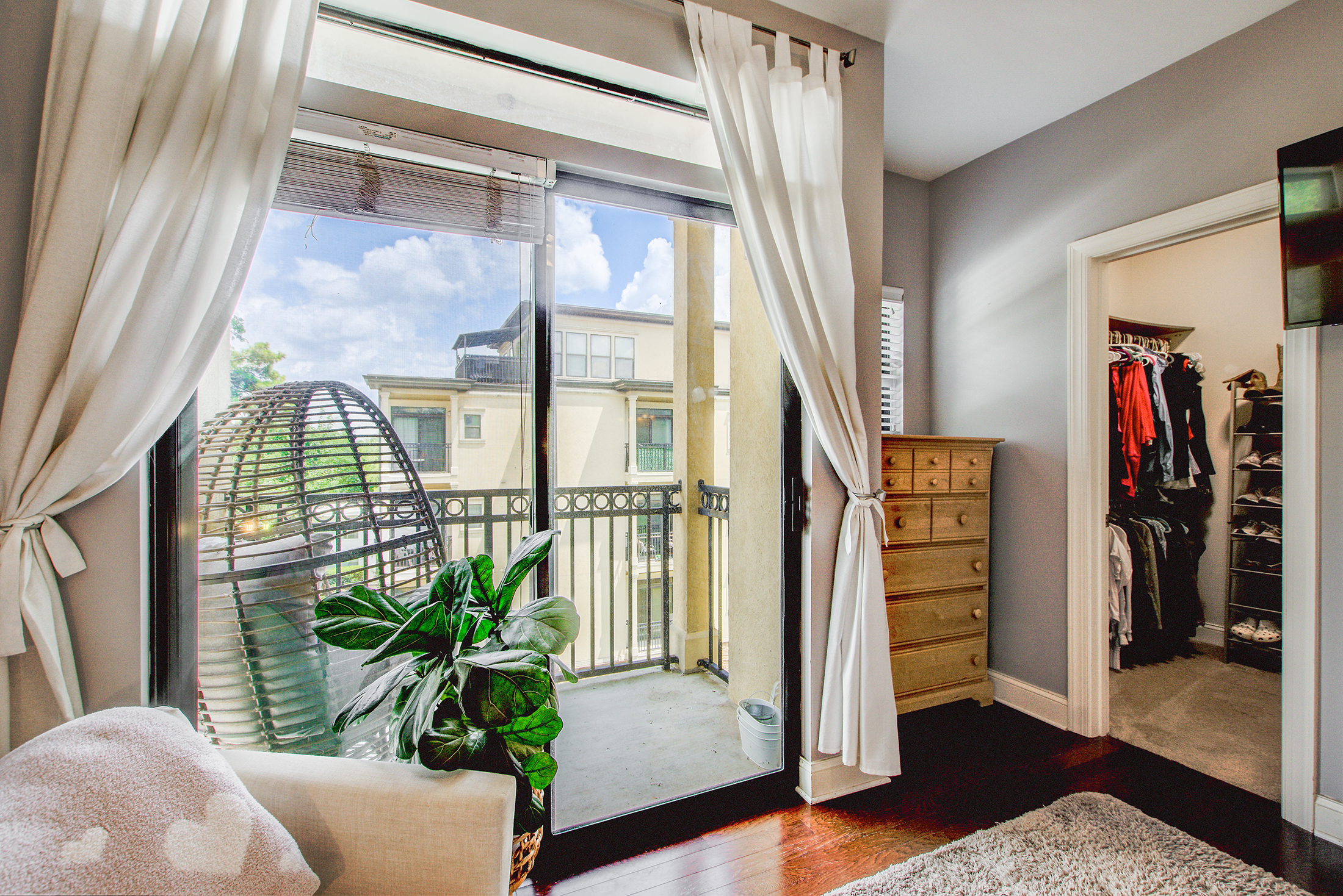  Beautifully Maintained and Light-filled Top Floor Corner Unit - 物件實景