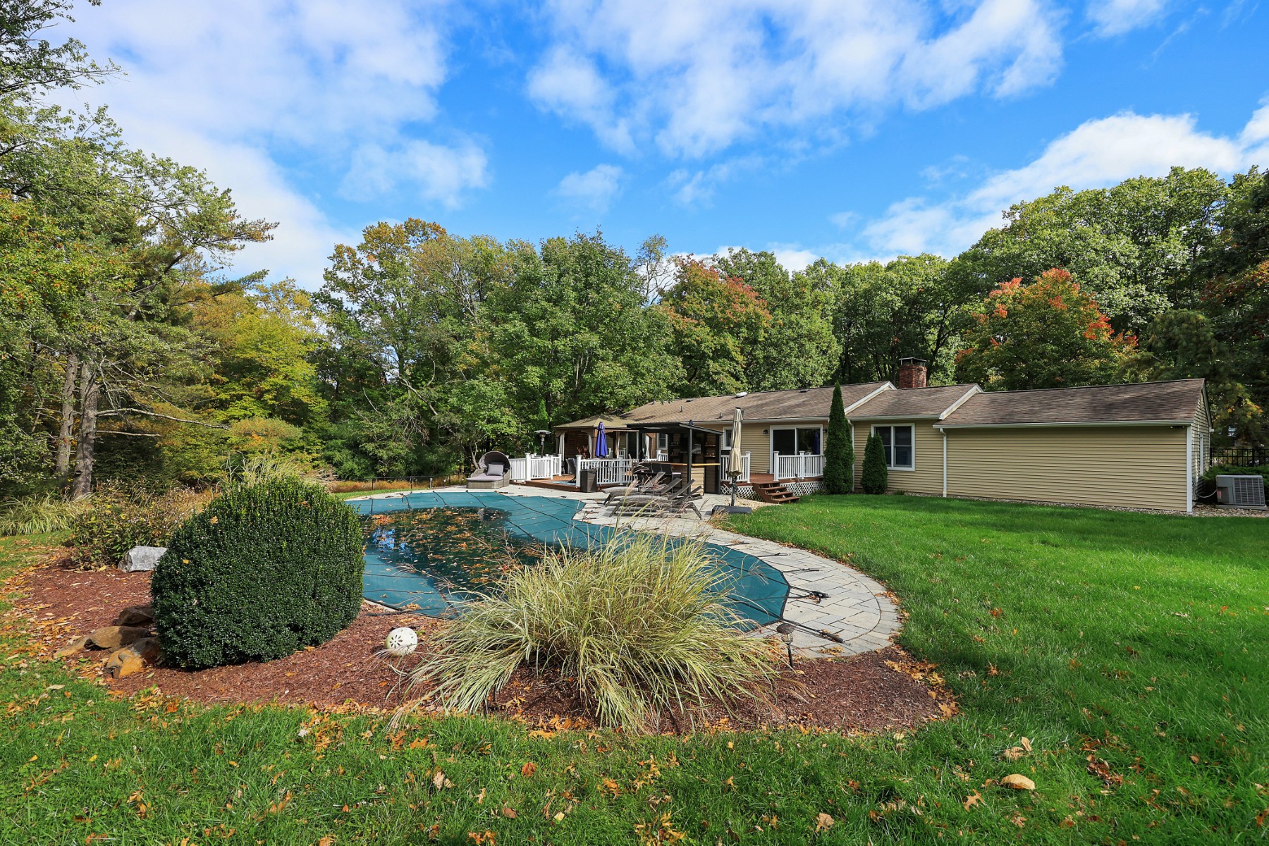  Inviting Ranch Home Offers Exceptional Indoor-Outdoor Entertainment Spaces - 物件實景