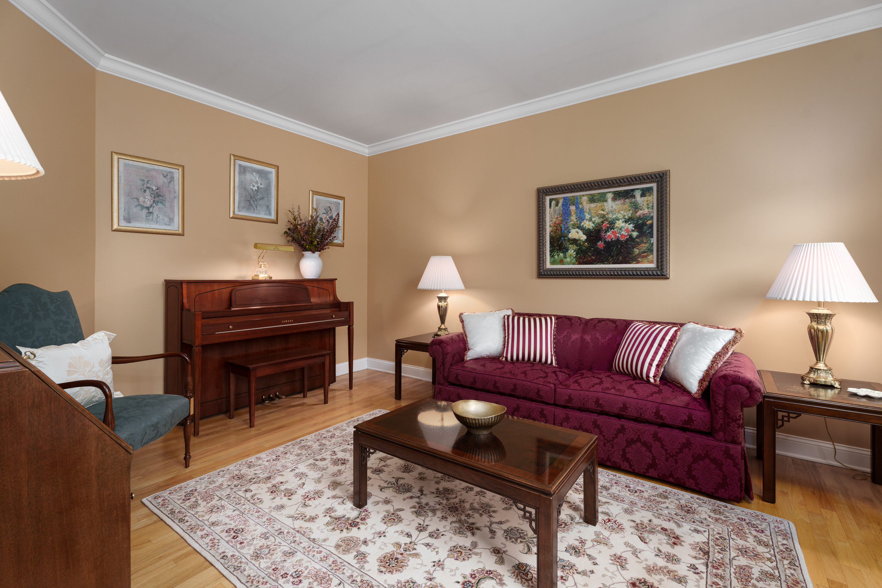  Grosso Built Center Hall Colonial with Four Bedrooms Near Schools and Library - 物件實景