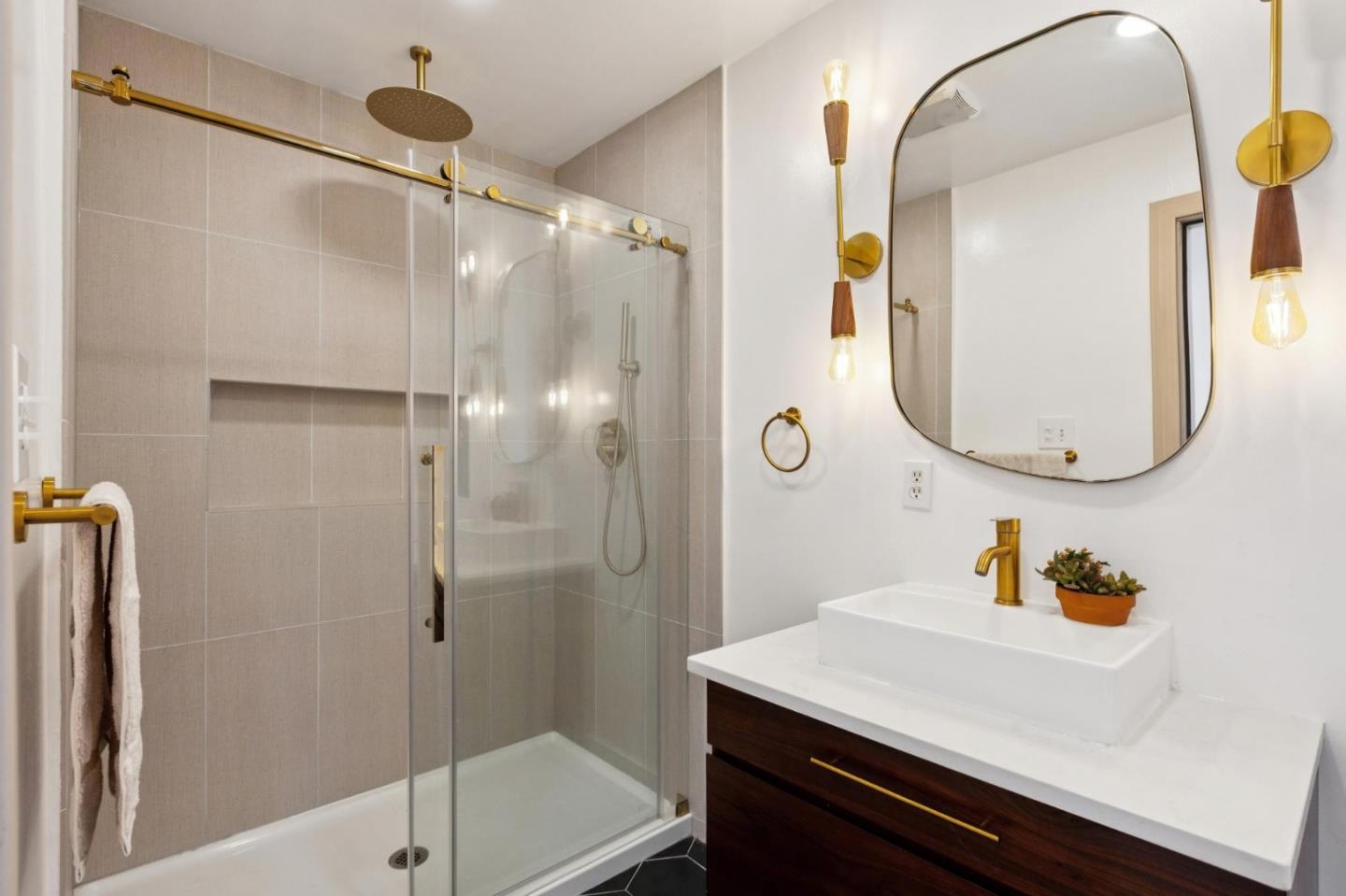 East Palo Alto, California, 94303, United States, 3 Bedrooms Bedrooms, ,2 BathroomsBathrooms,Residential,For Sale,1947382