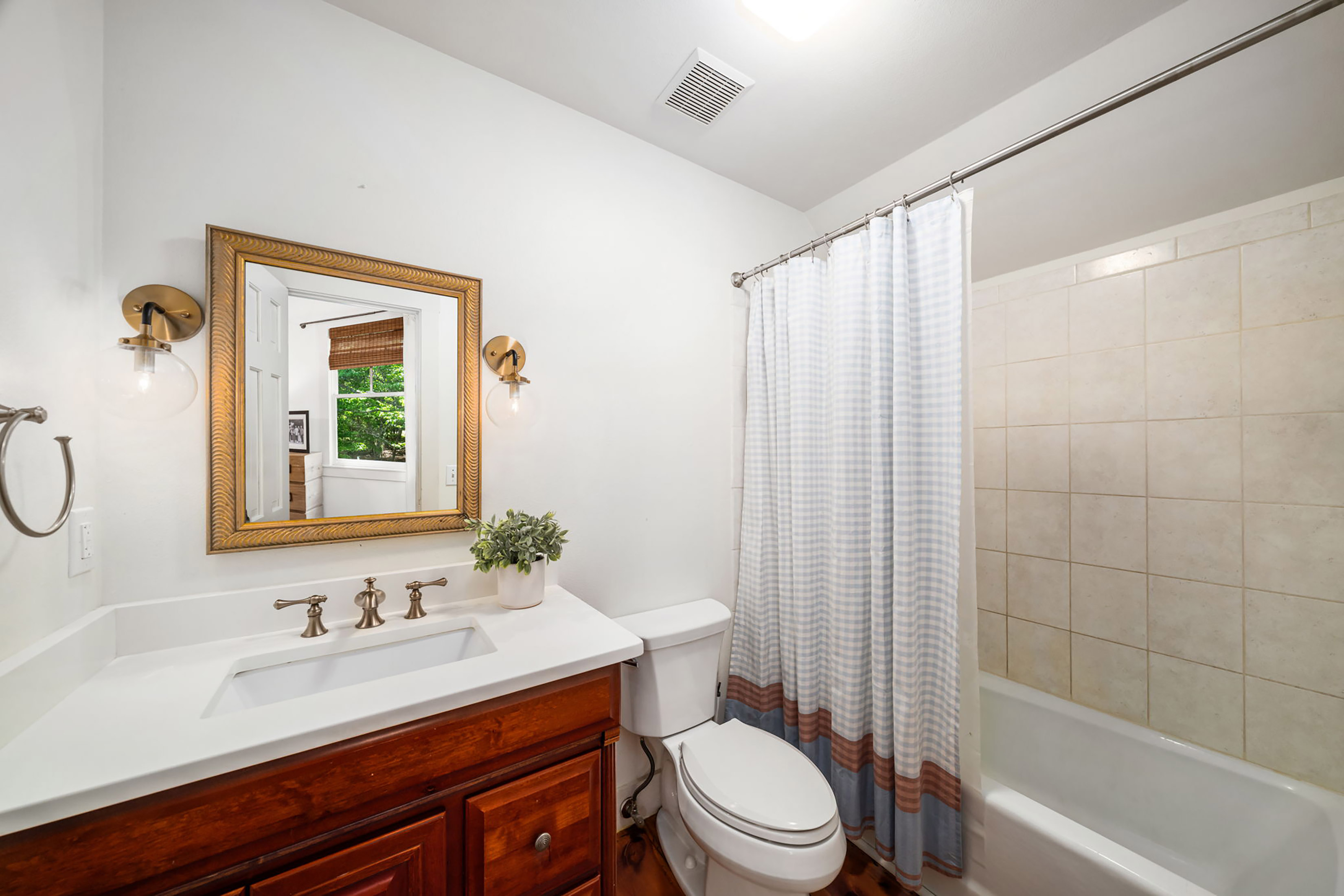  Live Timeless in Coveted Farmhouse on 4+ Private Gated Acres In Roswell - 物件實景