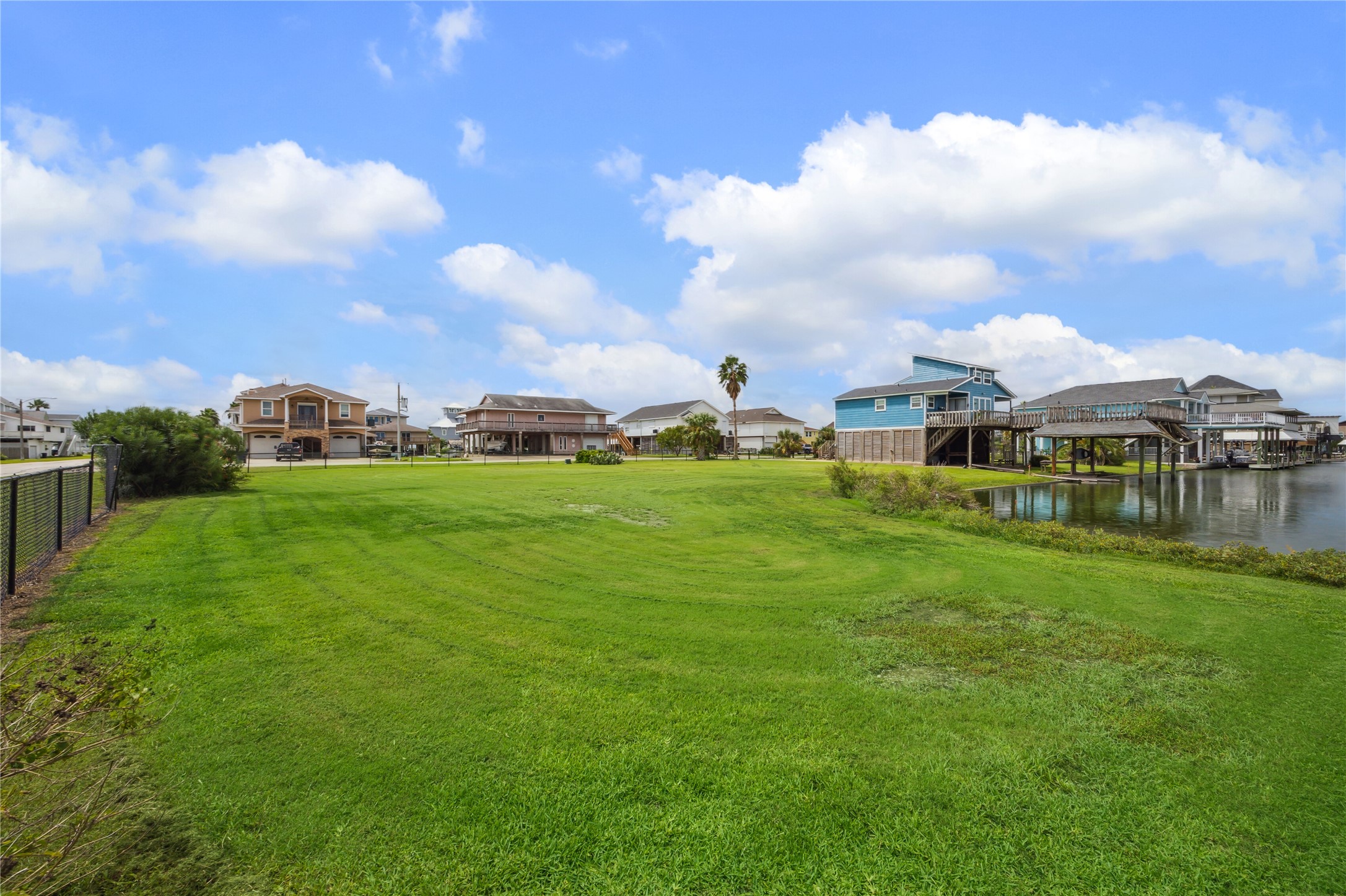 1302 & 1306 Maui Drive - 物件實景