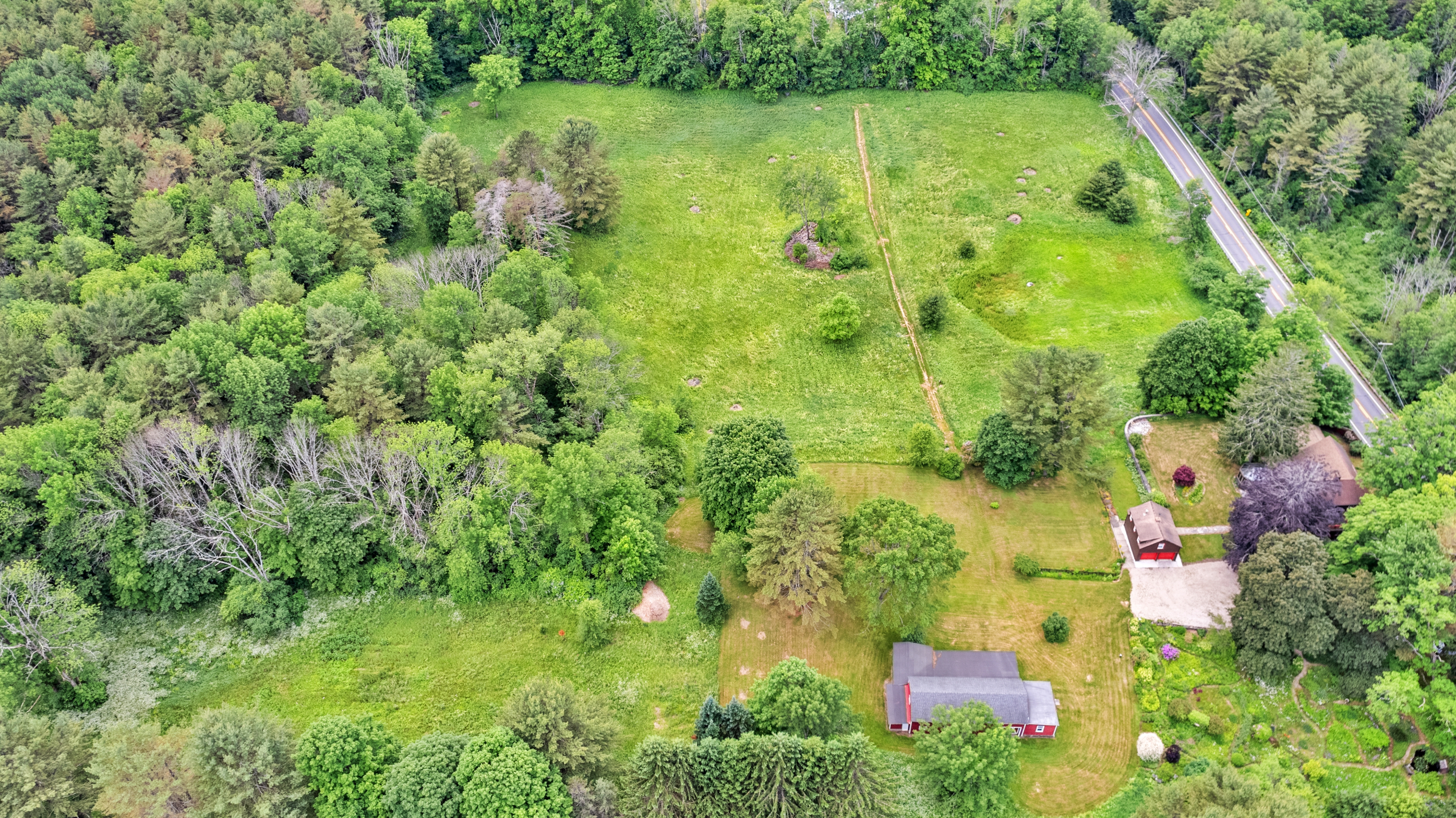  13-Acre Historic Estate with Modern Upgrades + Barn & Studio - 物件實景