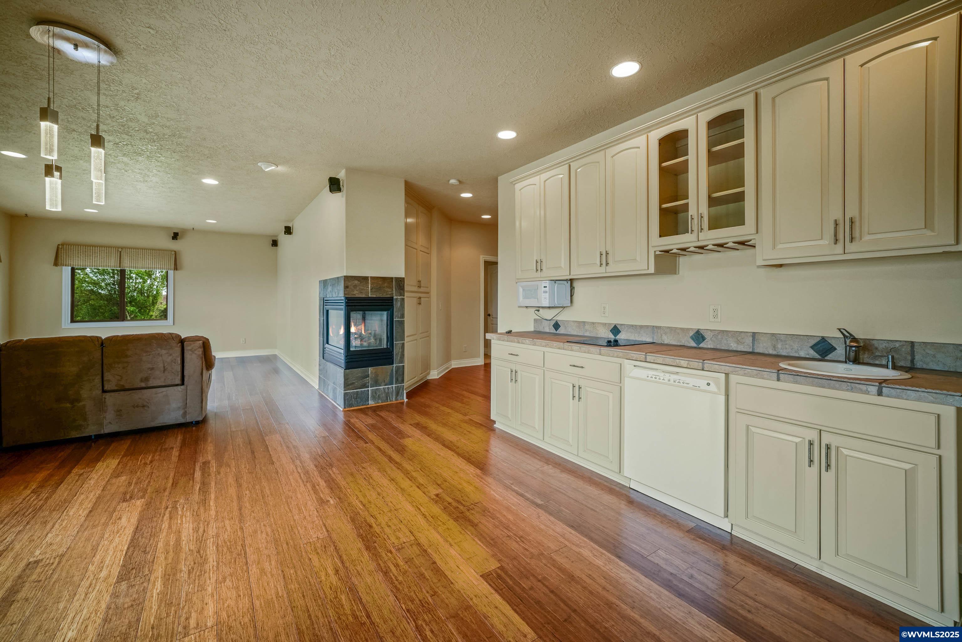 Turner, Oregon, 97392, United States, 4 Bedrooms Bedrooms, ,3 BathroomsBathrooms,Residential,For Sale,1827852