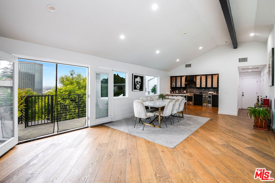 Los Angeles, California, 90068, United States, 6 Bedrooms Bedrooms, ,7 BathroomsBathrooms,Residential,For Sale,1840011