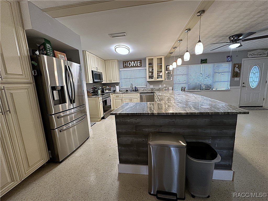 Crystal River, Florida, 34429, United States, 2 Bedrooms Bedrooms, ,4 BathroomsBathrooms,Residential,For Sale,2005515