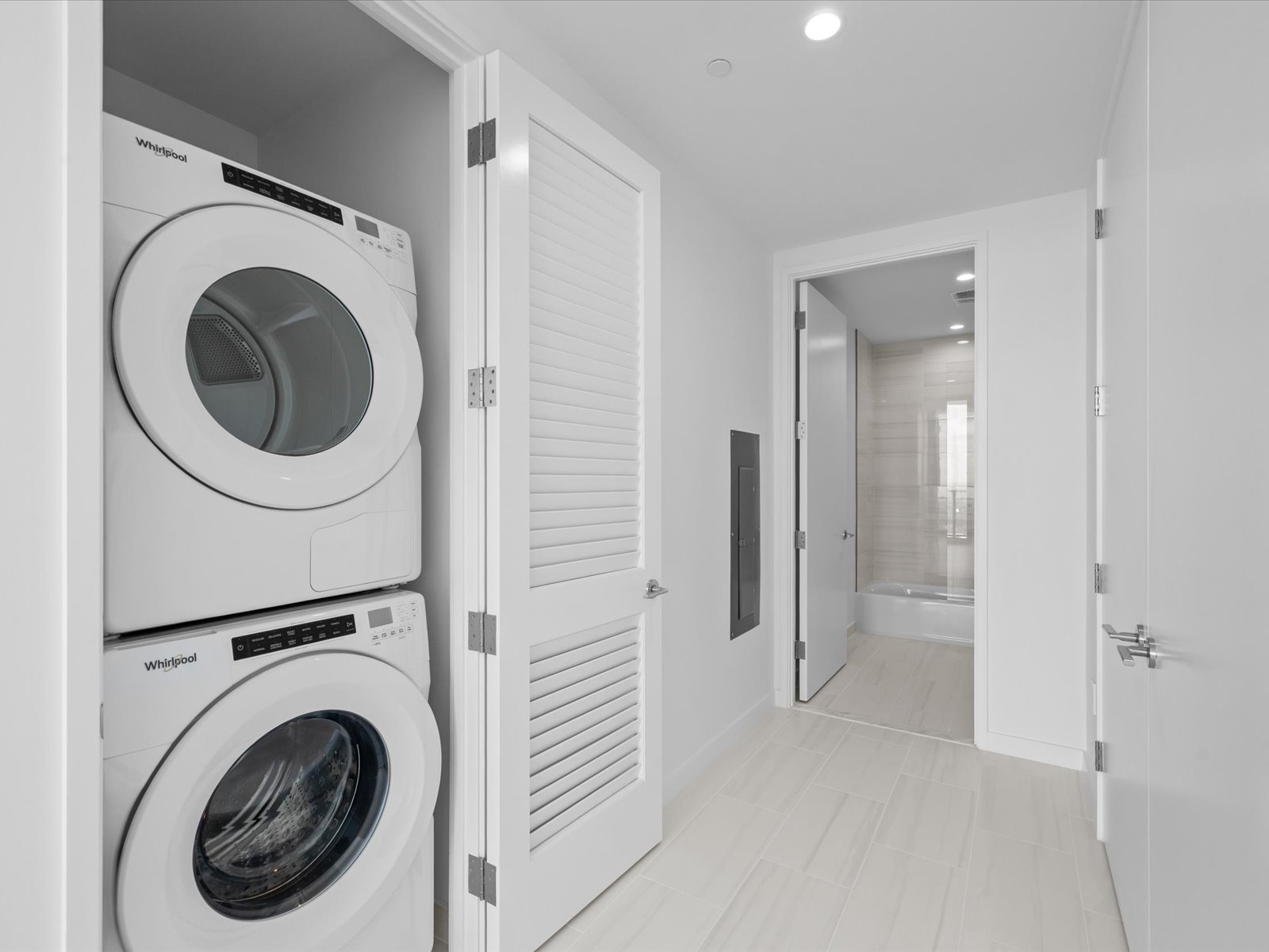 ST Petersburg, Florida, 33701, United States, 2 Bedrooms Bedrooms, ,3 BathroomsBathrooms,Residential,For Sale,2049072