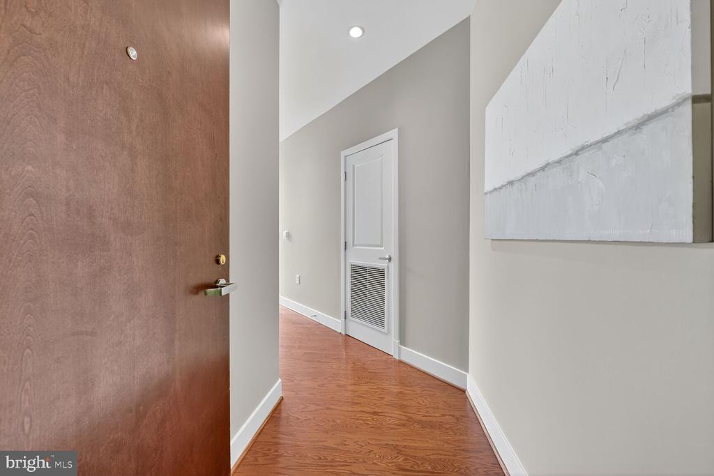 Arlington, Virginia, 22201, United States, 2 Bedrooms Bedrooms, ,2 BathroomsBathrooms,Residential,For Sale,1927773