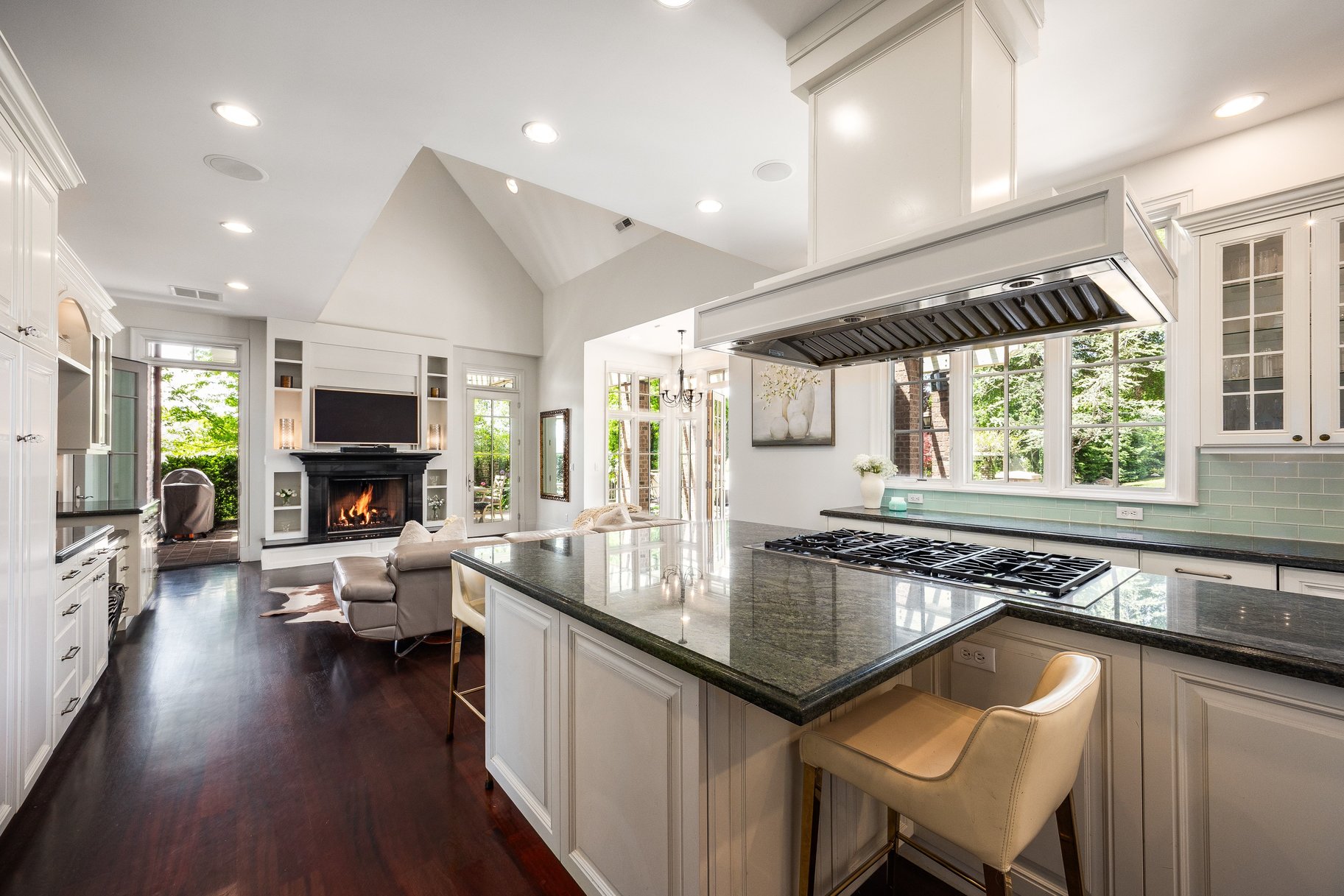  Stunning Custom Build on Millcreek Way - 物件實景