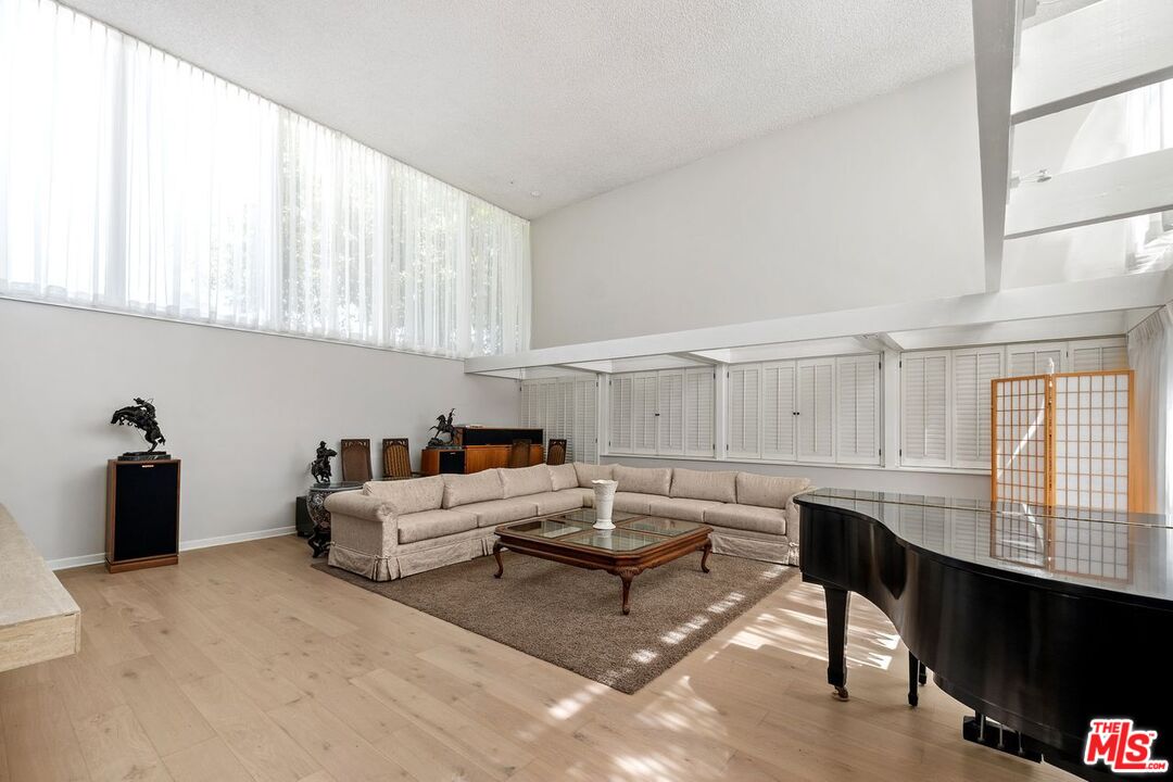 Los Angeles, California, 90056, United States, 5 Bedrooms Bedrooms, ,5 BathroomsBathrooms,Residential,For Sale,1918507