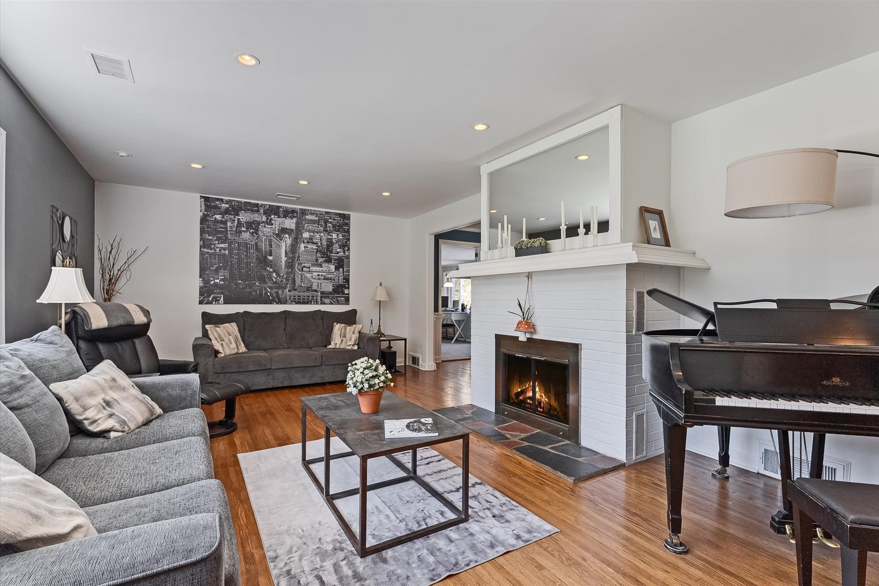  Easy One Floor Ranch Style Home with Vibrant and Perfectly Manicured Property - 物件實景