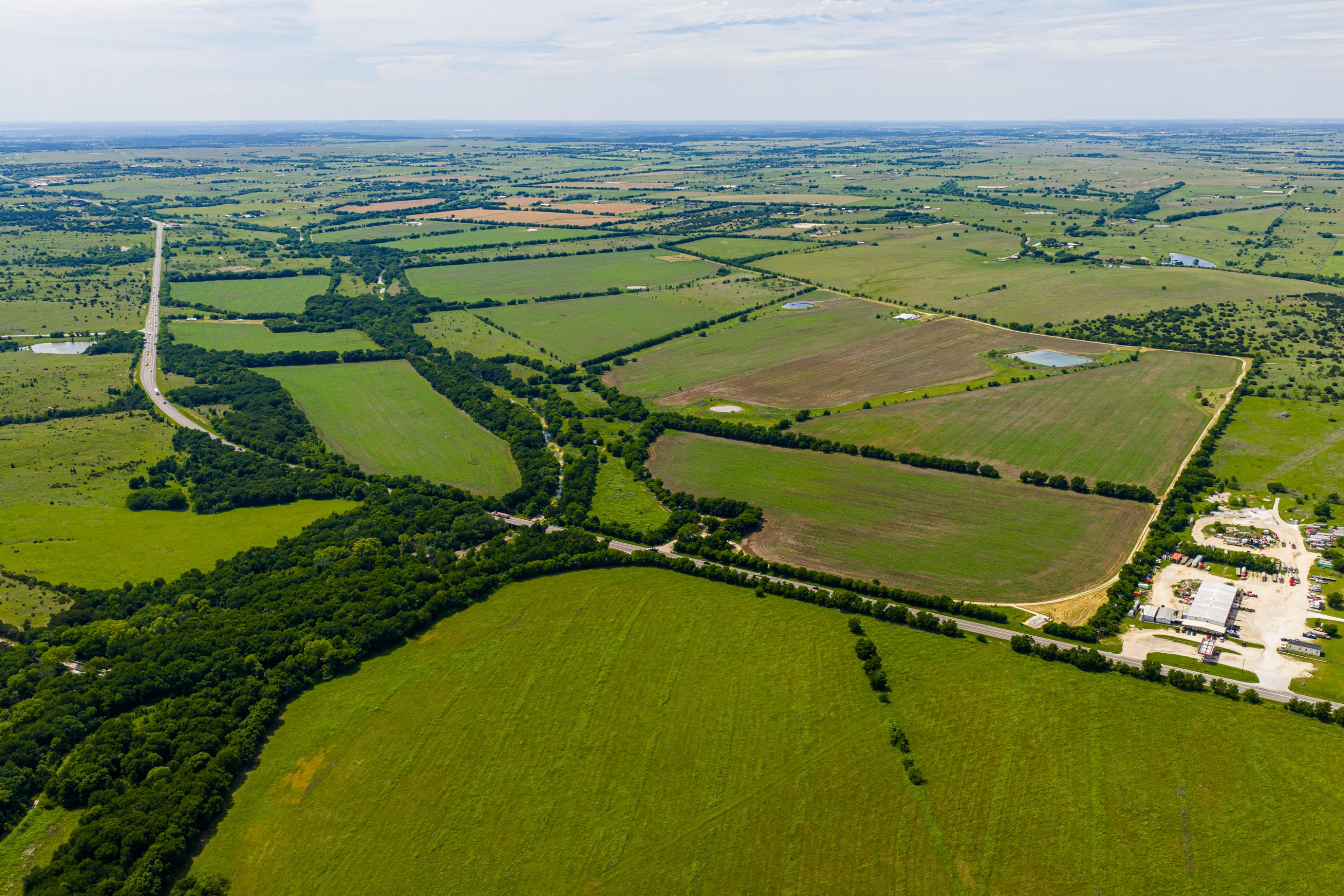  667 Acre Development Property With Two Miles Of Highway Frontage - 物件實景