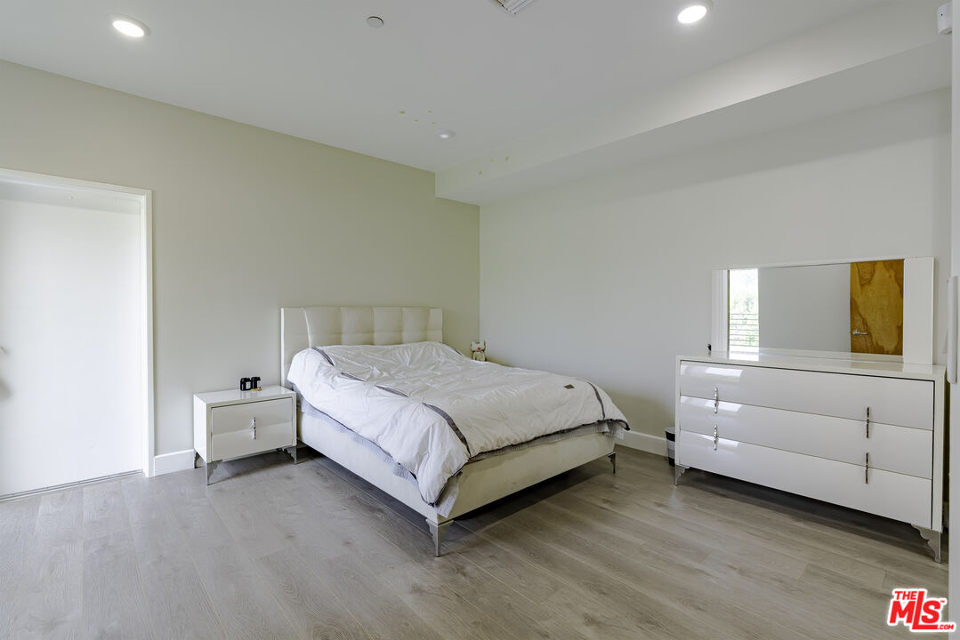 Los Angeles, California, 90010, United States, 3 Bedrooms Bedrooms, ,3 BathroomsBathrooms,Residential,For Sale,1992003