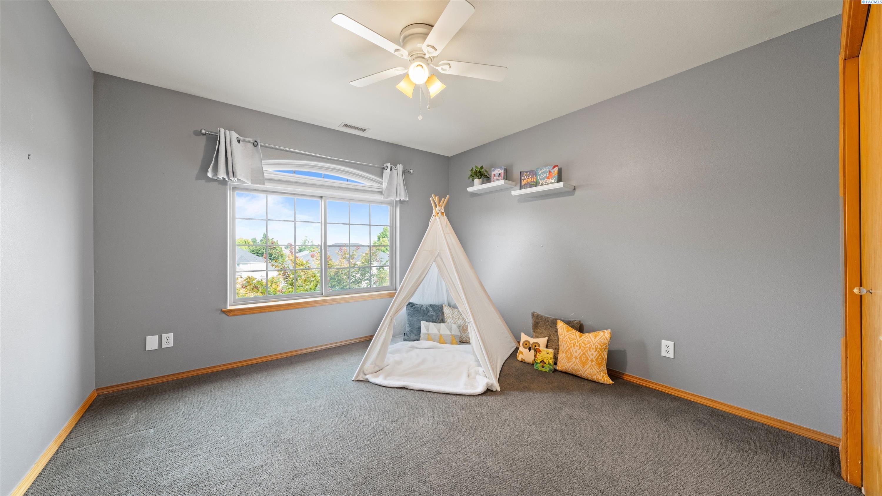 Richland, Washington, 99352, United States, 4 Bedrooms Bedrooms, ,3 BathroomsBathrooms,Residential,For Sale,1940830