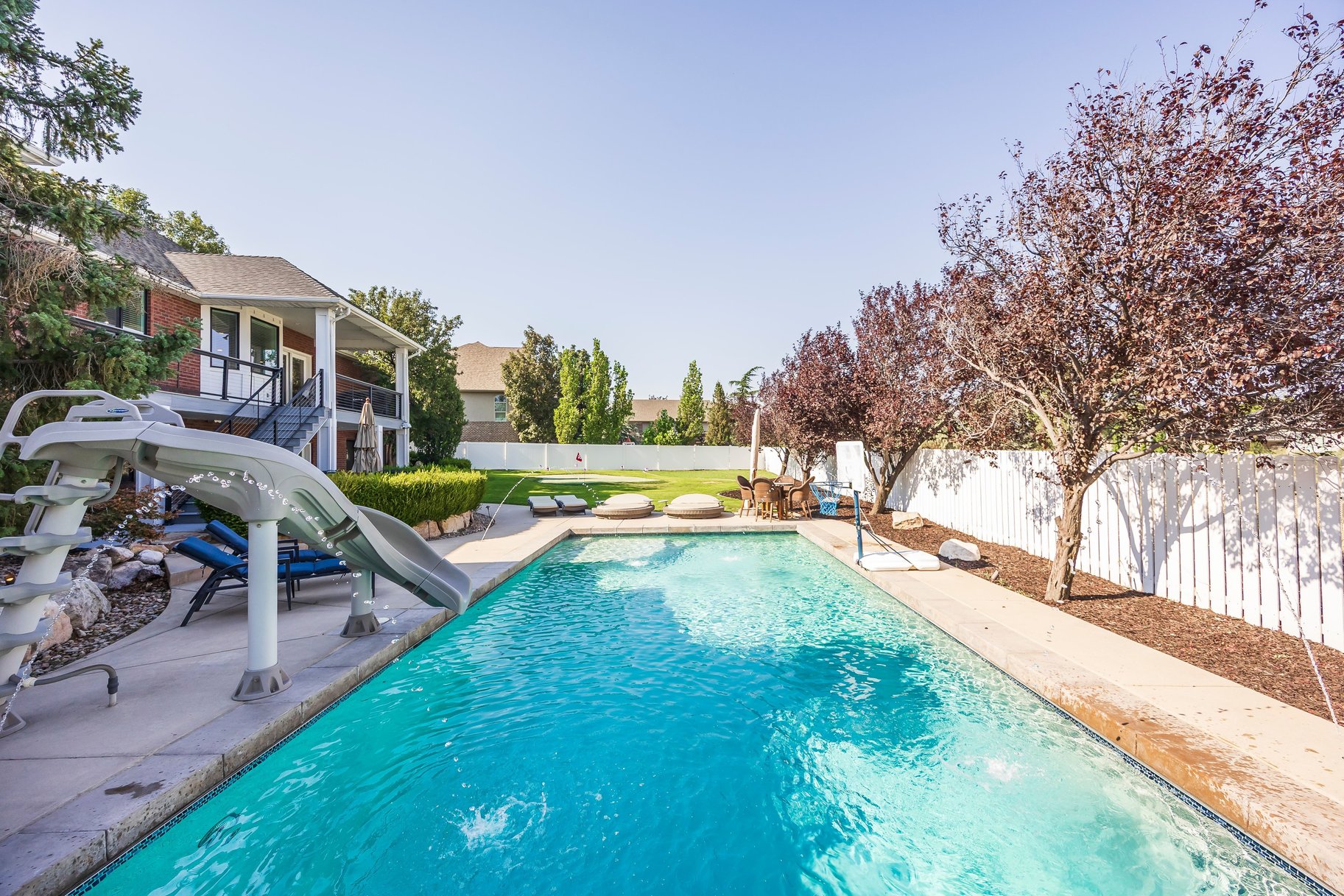  Timeless Draper Brick Rambler with 4-Car Garage and Saltwater Pool - 物件實景