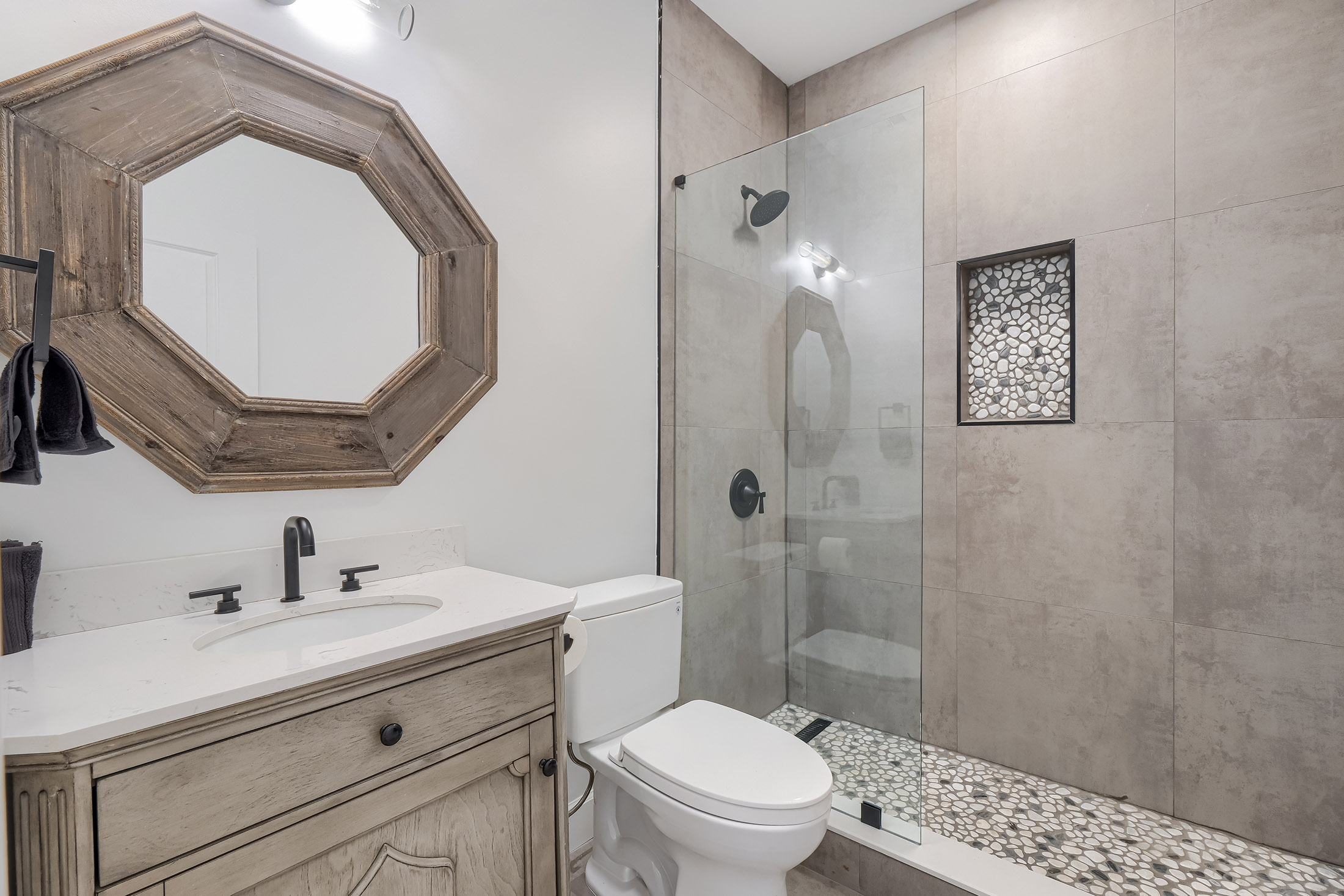  beautifully renovated home where  modern upgrades meet timeless charm - 物件實景