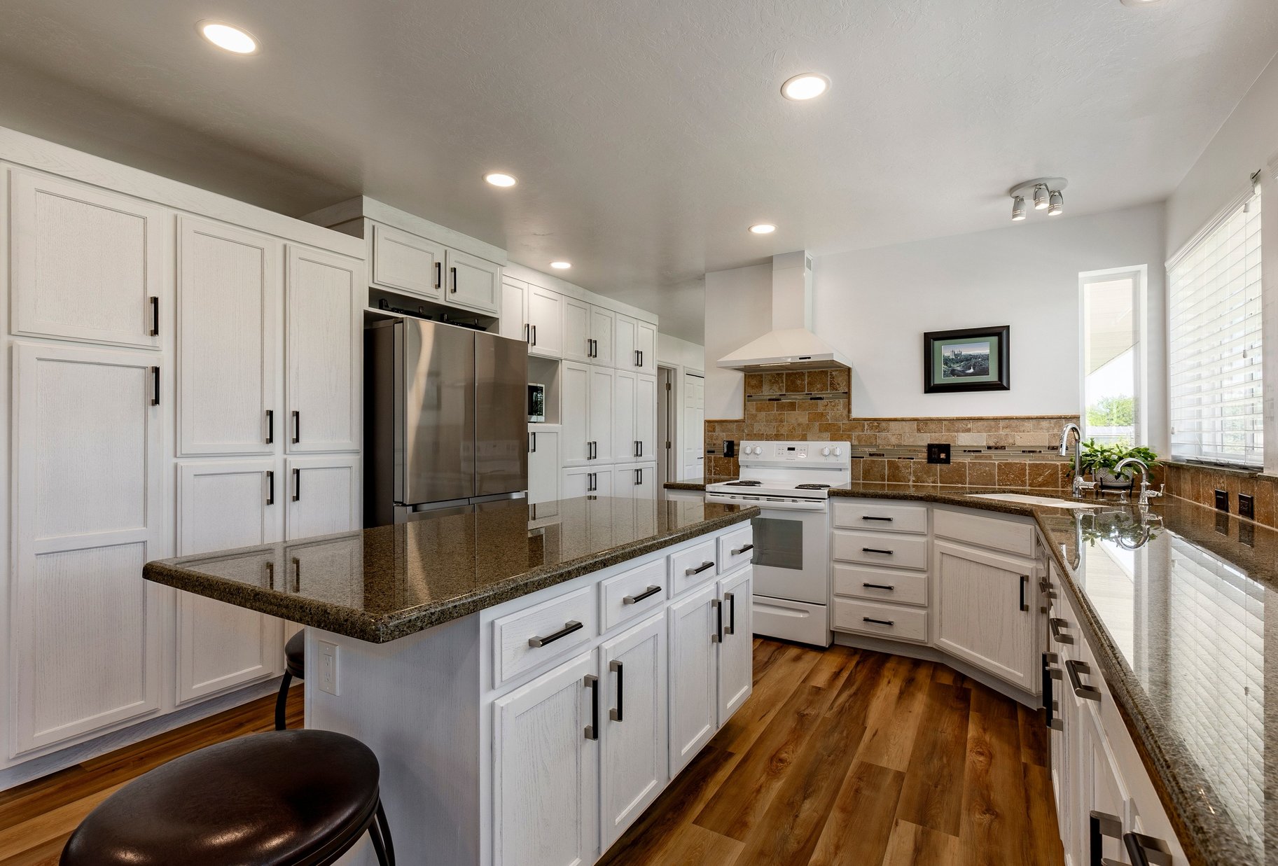  Lovingly Maintained Exceptional Home - 物件實景