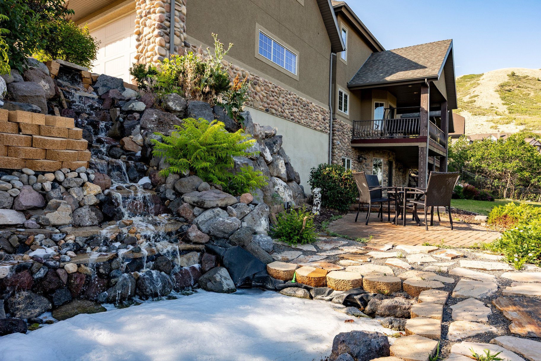  Mountain Views, Trail Access & Luxury East Bench Living - 物件實景