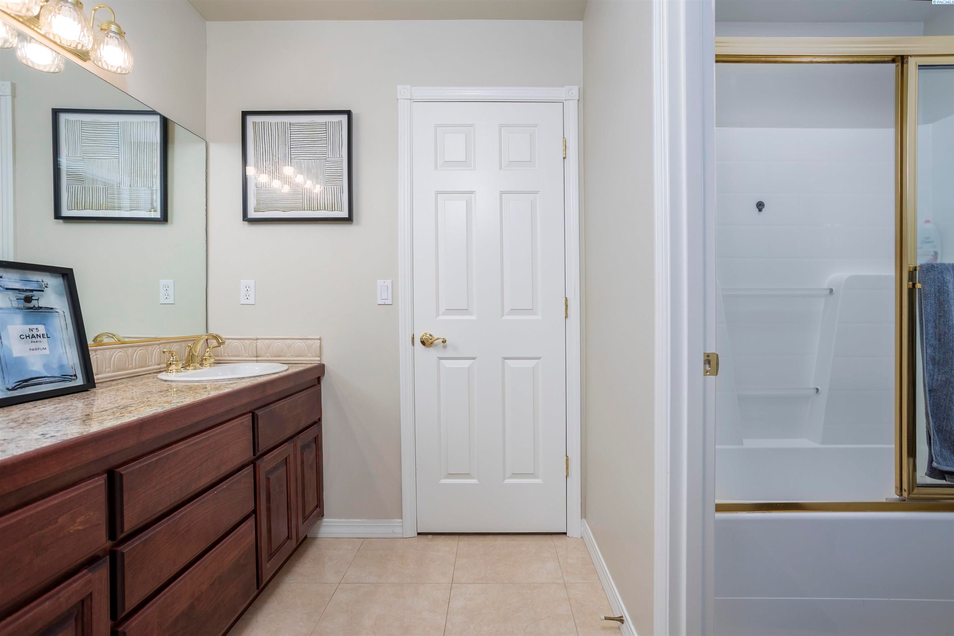 Richland, Washington, 99352, United States, 4 Bedrooms Bedrooms, ,4 BathroomsBathrooms,Residential,For Sale,1977070