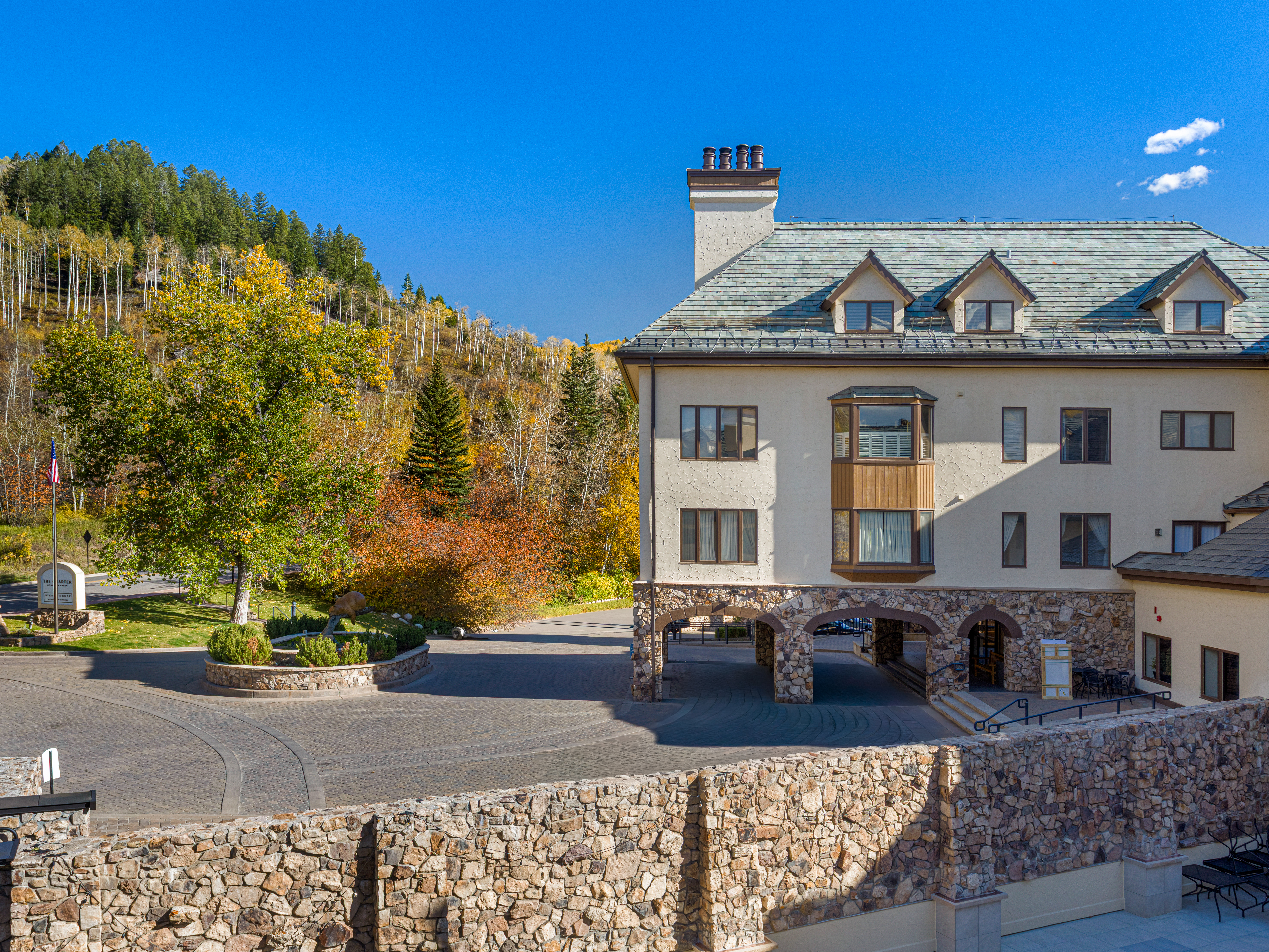  Exceptionally Spacious Mountain Retreat With a Ski-In, Ski-Out Location - 物件實景