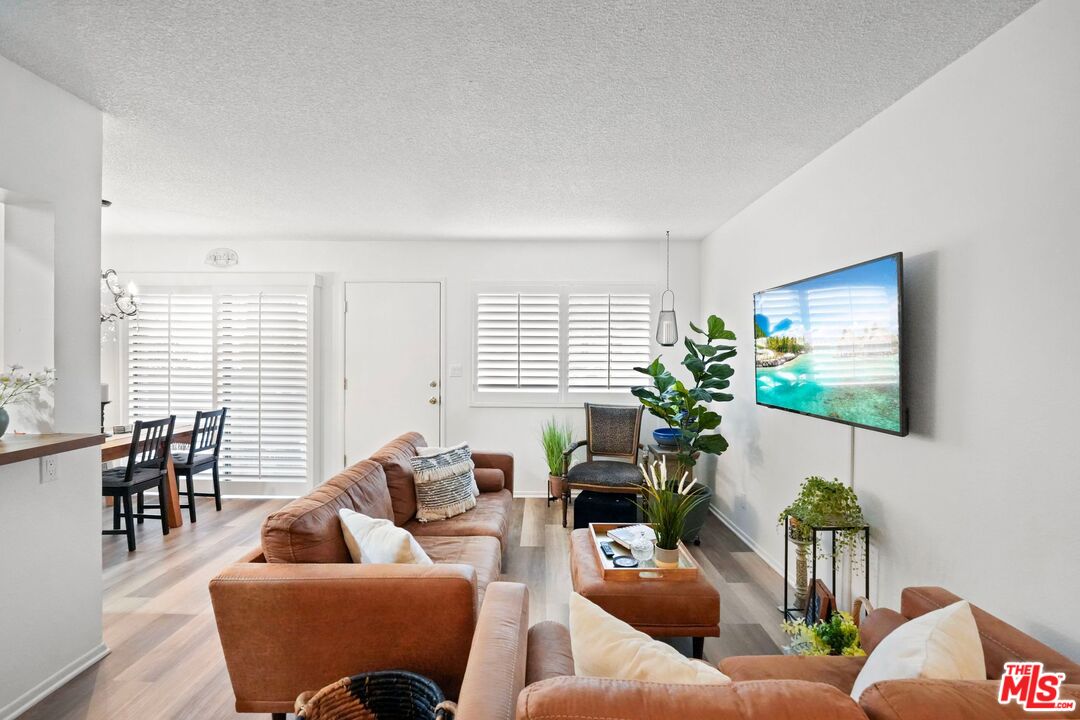 Reseda, California, 91335, United States, 2 Bedrooms Bedrooms, ,3 BathroomsBathrooms,Residential,For Sale,1995543