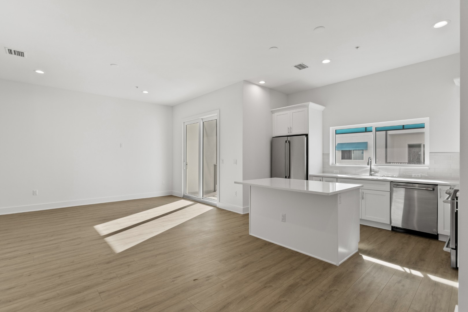 Madeira Beach, Florida, 33708, United States, 5 Bedrooms Bedrooms, ,4 BathroomsBathrooms,Residential,For Sale,1810583
