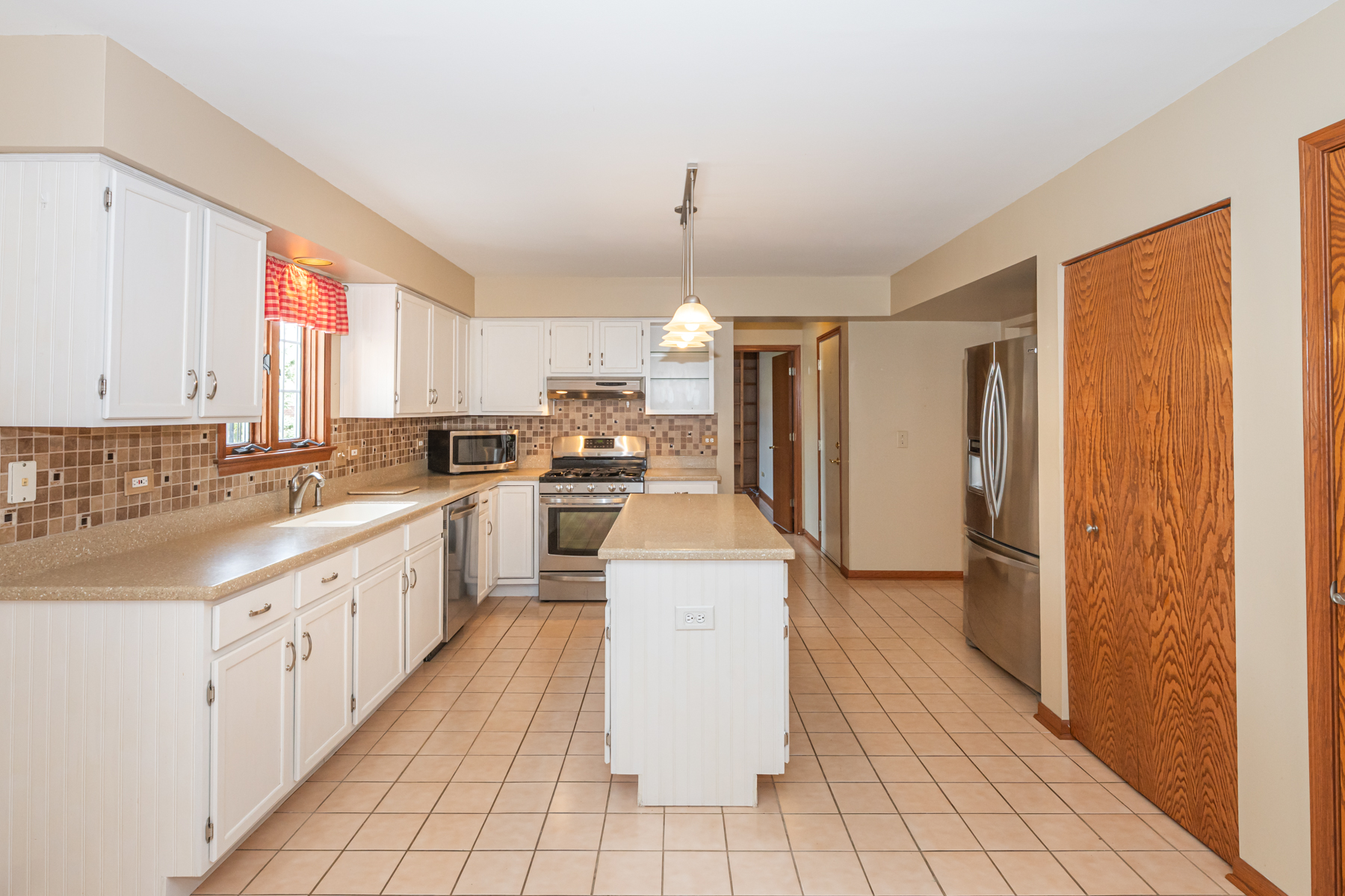  Beautifully Maintained Storybook Home - 物件實景