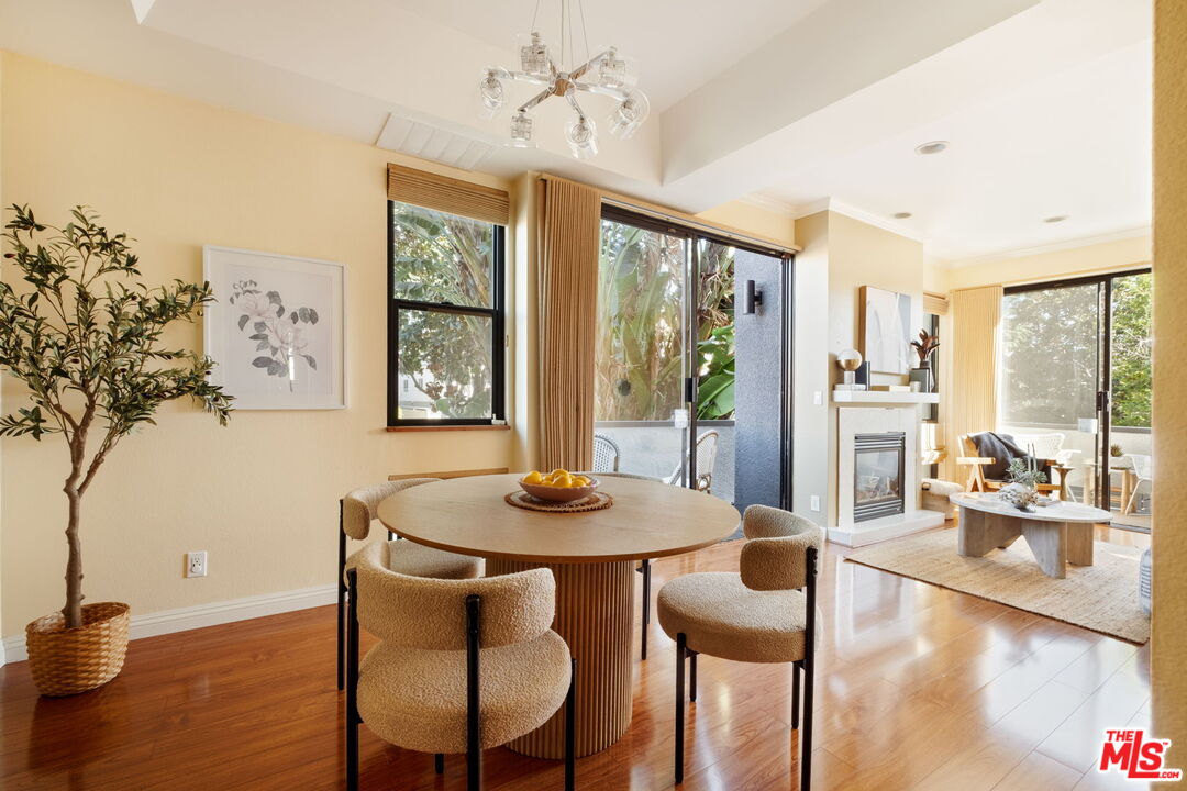 Los Angeles, California, 90034, United States, 2 Bedrooms Bedrooms, ,3 BathroomsBathrooms,Residential,For Sale,1991058