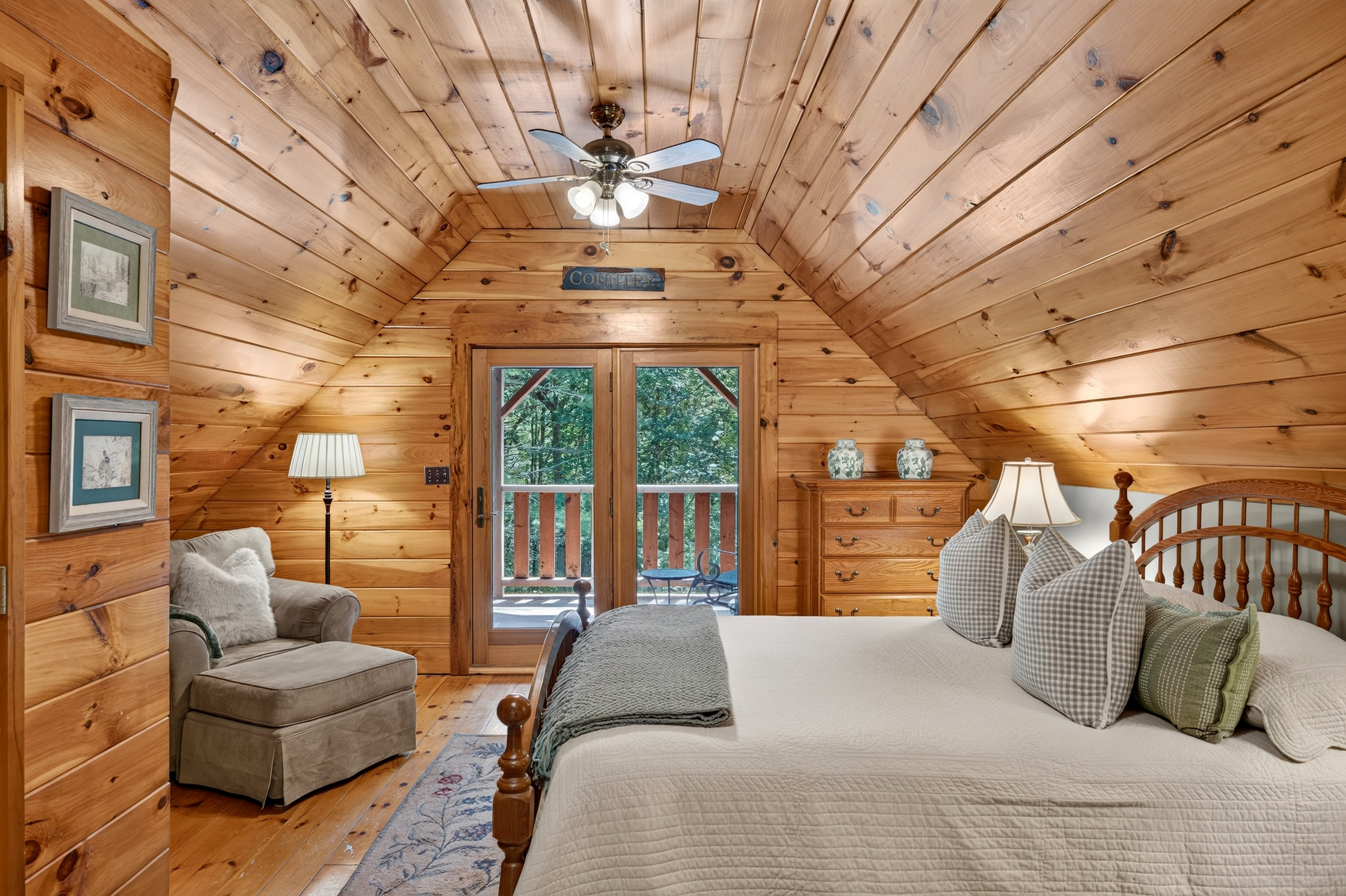  Tucked within four private, tranquil acres, this charming rustic log home offers - 物件實景