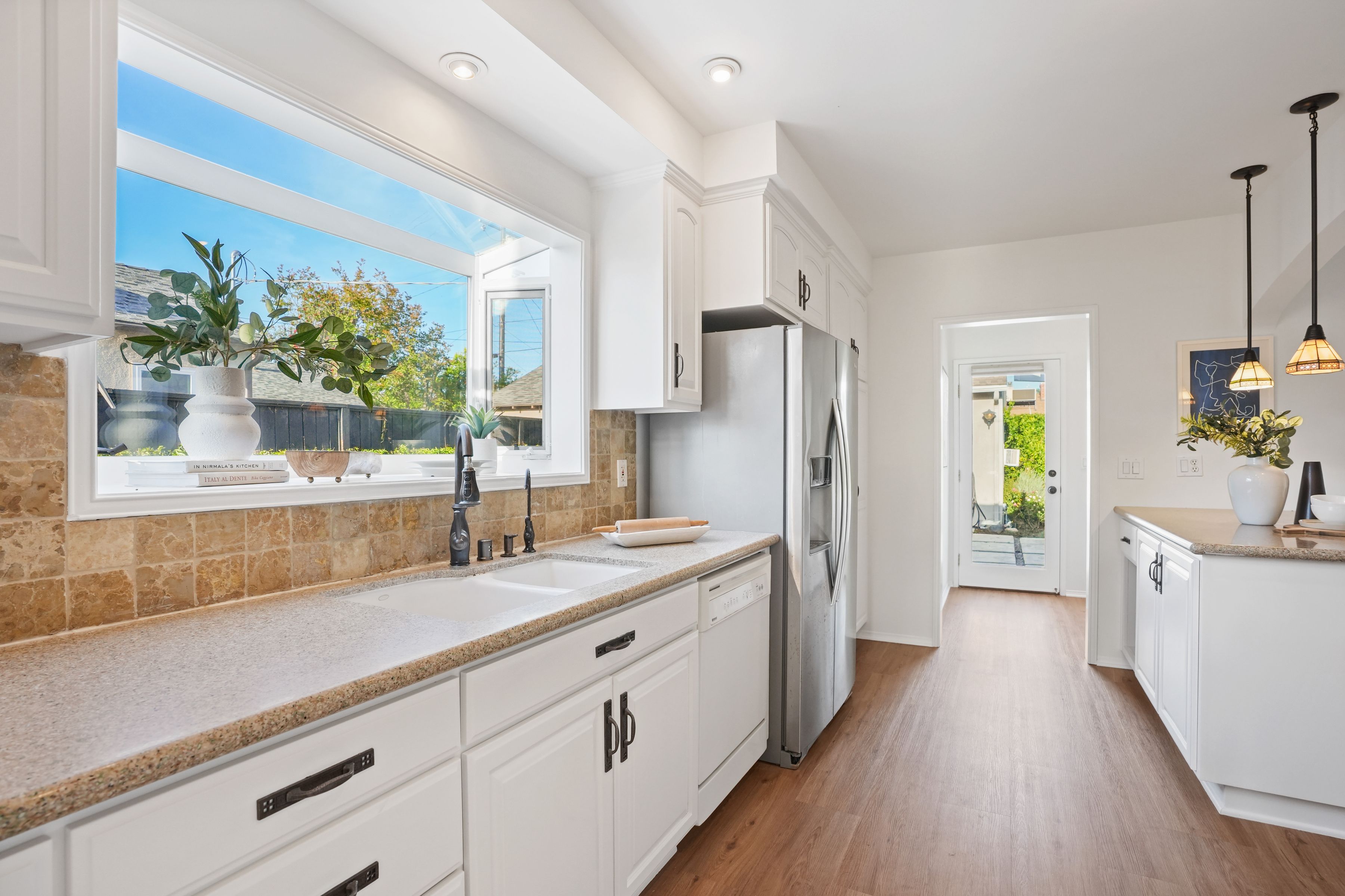  6506 Colbath Avenue - 物件實景