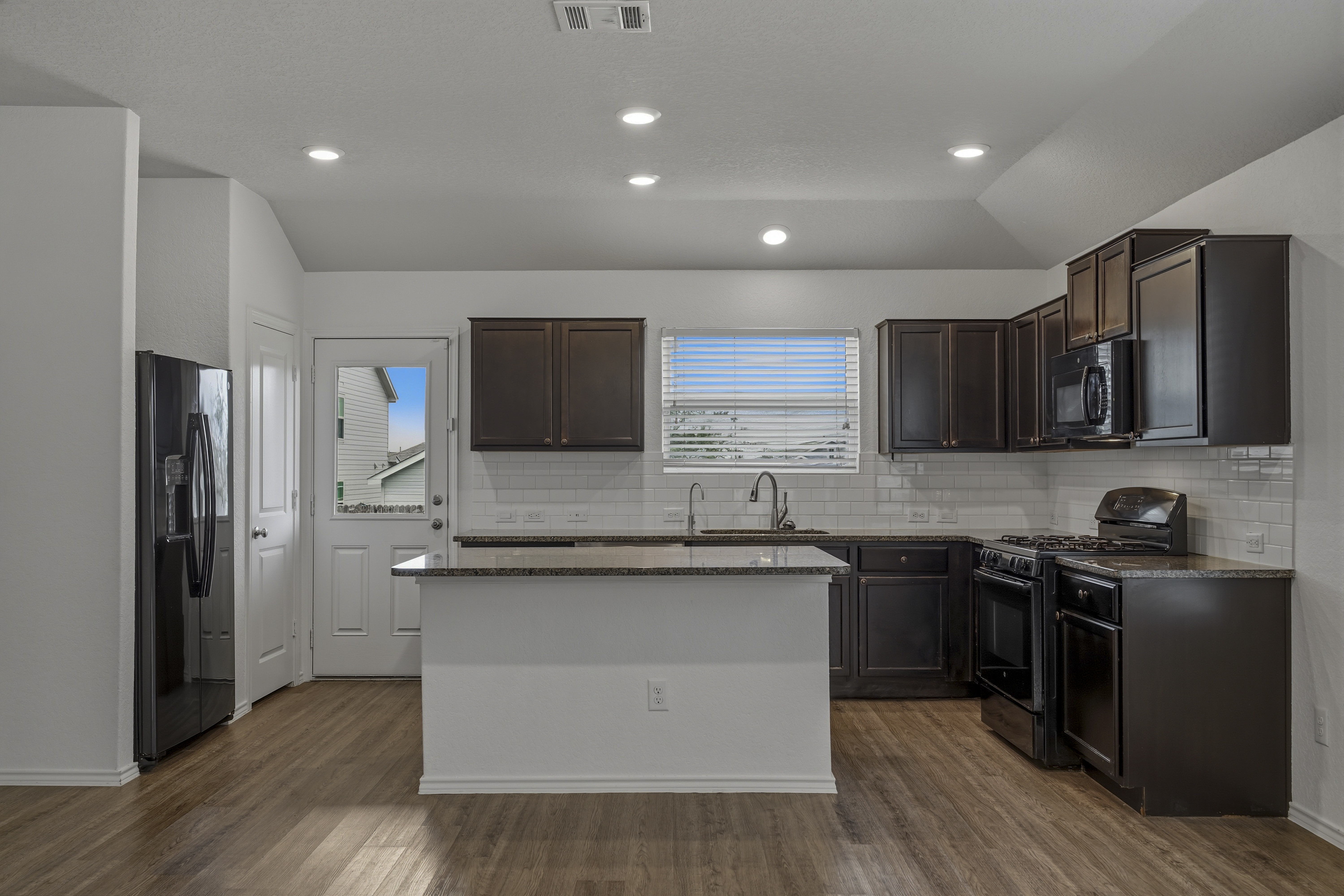  Beautifully Updated With Open Concept - 物件實景