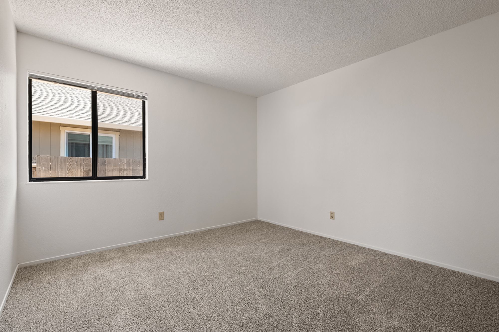  Single-level living + M Section location + owned solar + move-in ready - 物件實景