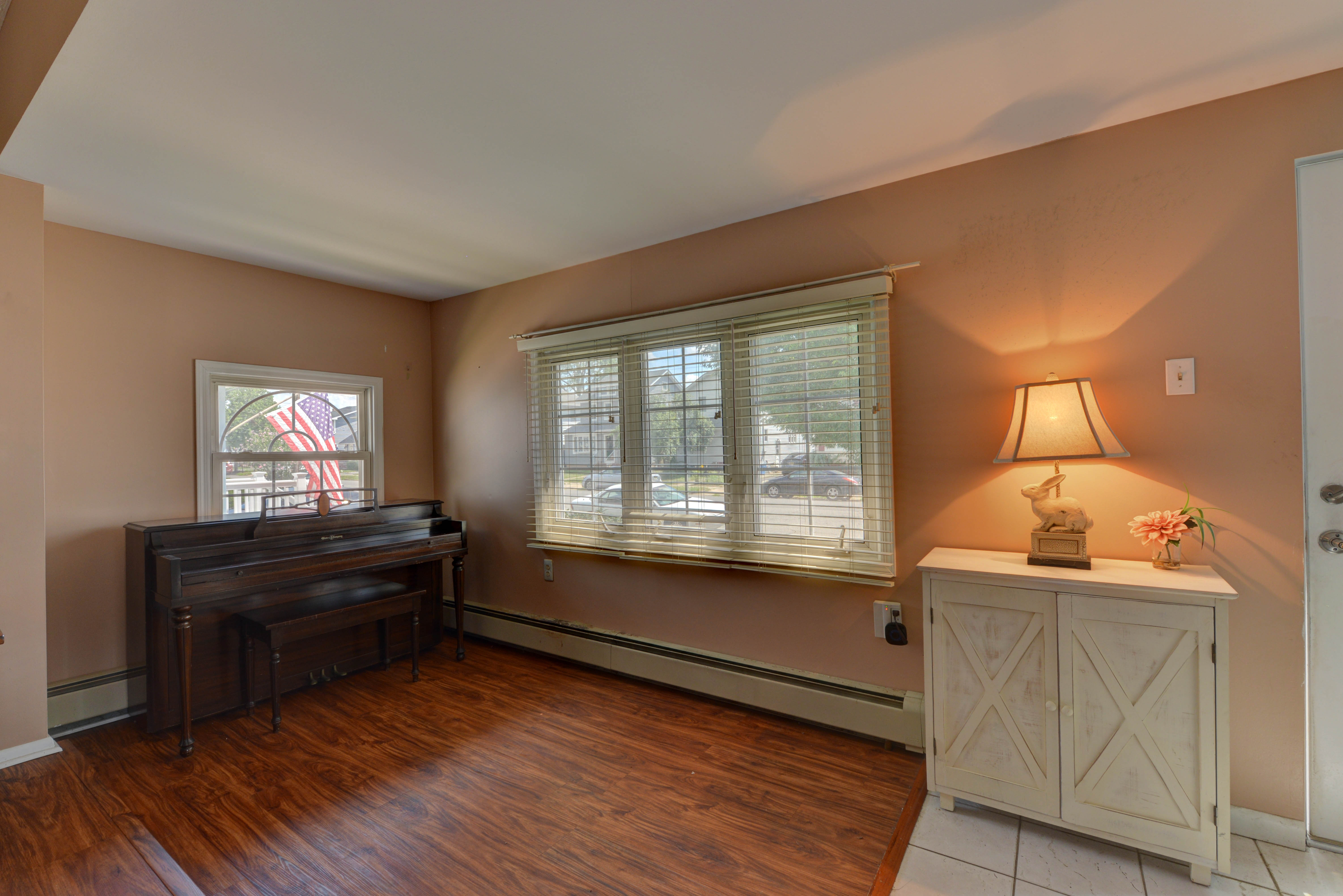 Lyndhurst, New Jersey, 07071, United States, 3 Bedrooms Bedrooms, ,2 BathroomsBathrooms,Residential,For Sale,1915781