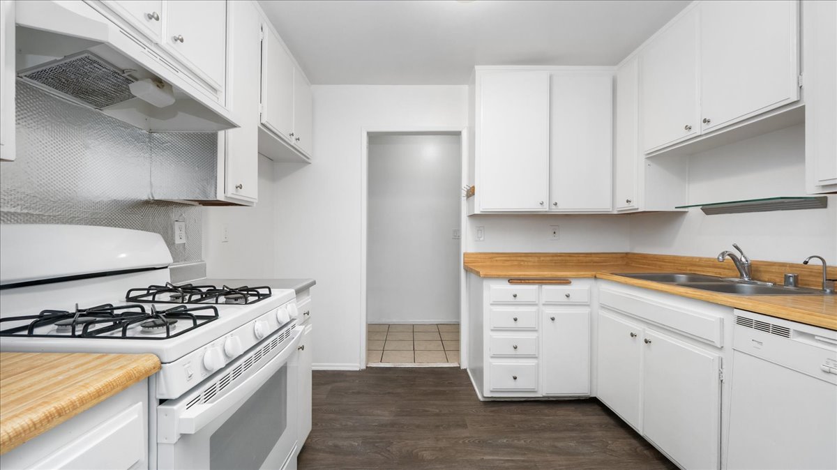 Los Angeles, California, 90034, United States, 2 Bedrooms Bedrooms, ,2 BathroomsBathrooms,Residential,For Sale,1944972